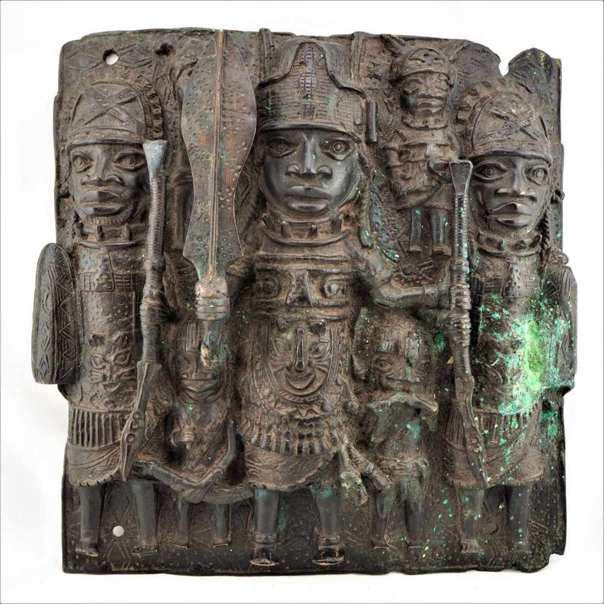 Bronzewandrelief BeninVielfiguriges Wandrelief aus dem Benin. Im Zentrum Krieger mit Schwert. Bronze