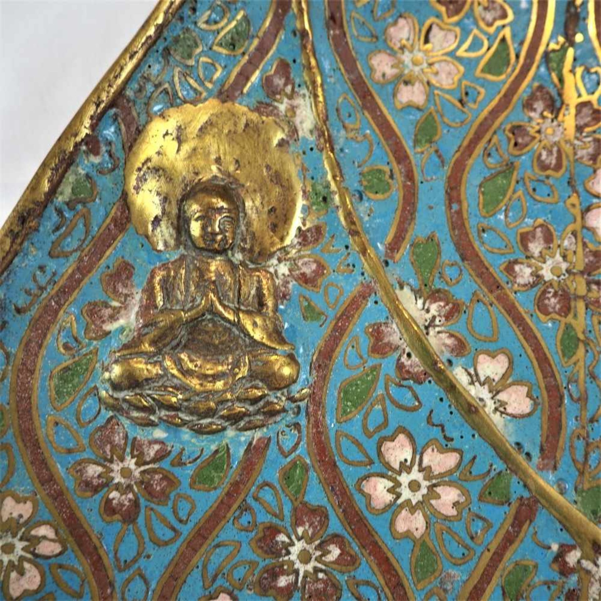 Wohl Rückblatt von einer Buddha SkulpturBronze emailliert und reliefiert. Wohl 19.Jhd. 7,6kg. H. - Bild 2 aus 3