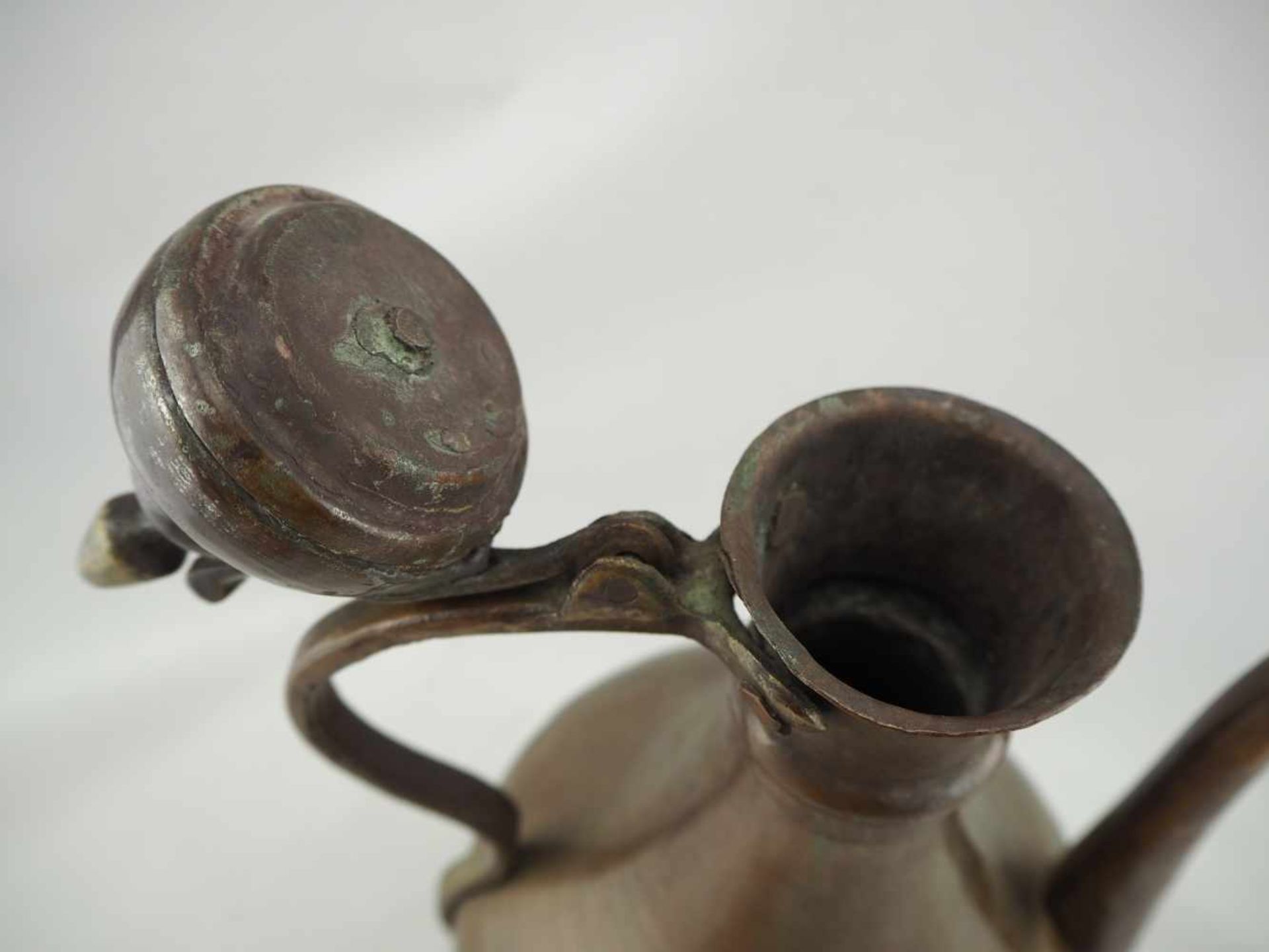 Tee-/Wasserkanne, PersienAus Kupfer gefertigt. Stark gebaucht, nach oben sich verjüngend, mit Deckel - Bild 2 aus 3
