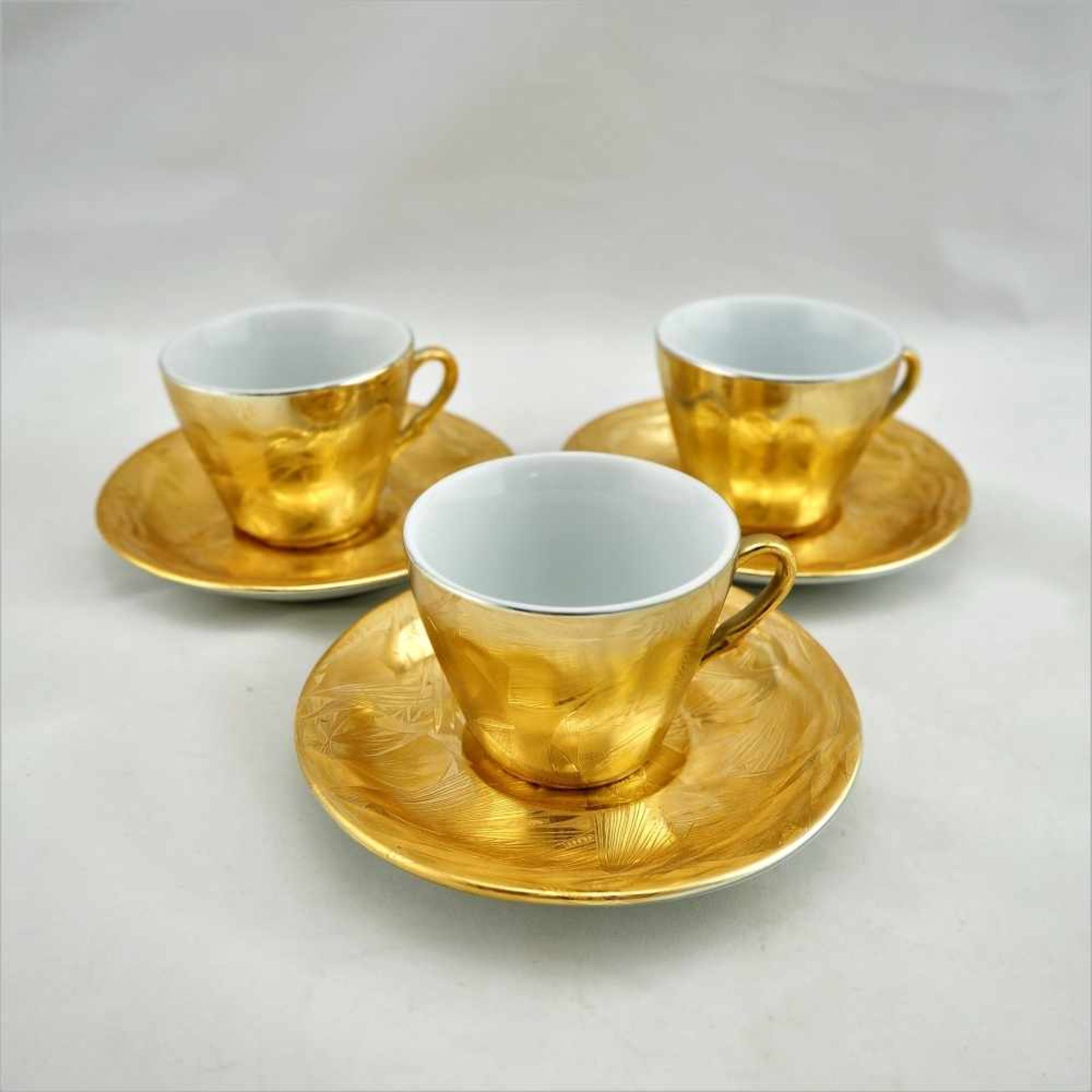 Drei Mocca TassenMit Untertassen, vergoldet. Ungemarkt.Three mocha cupsWith saucers, gilded.