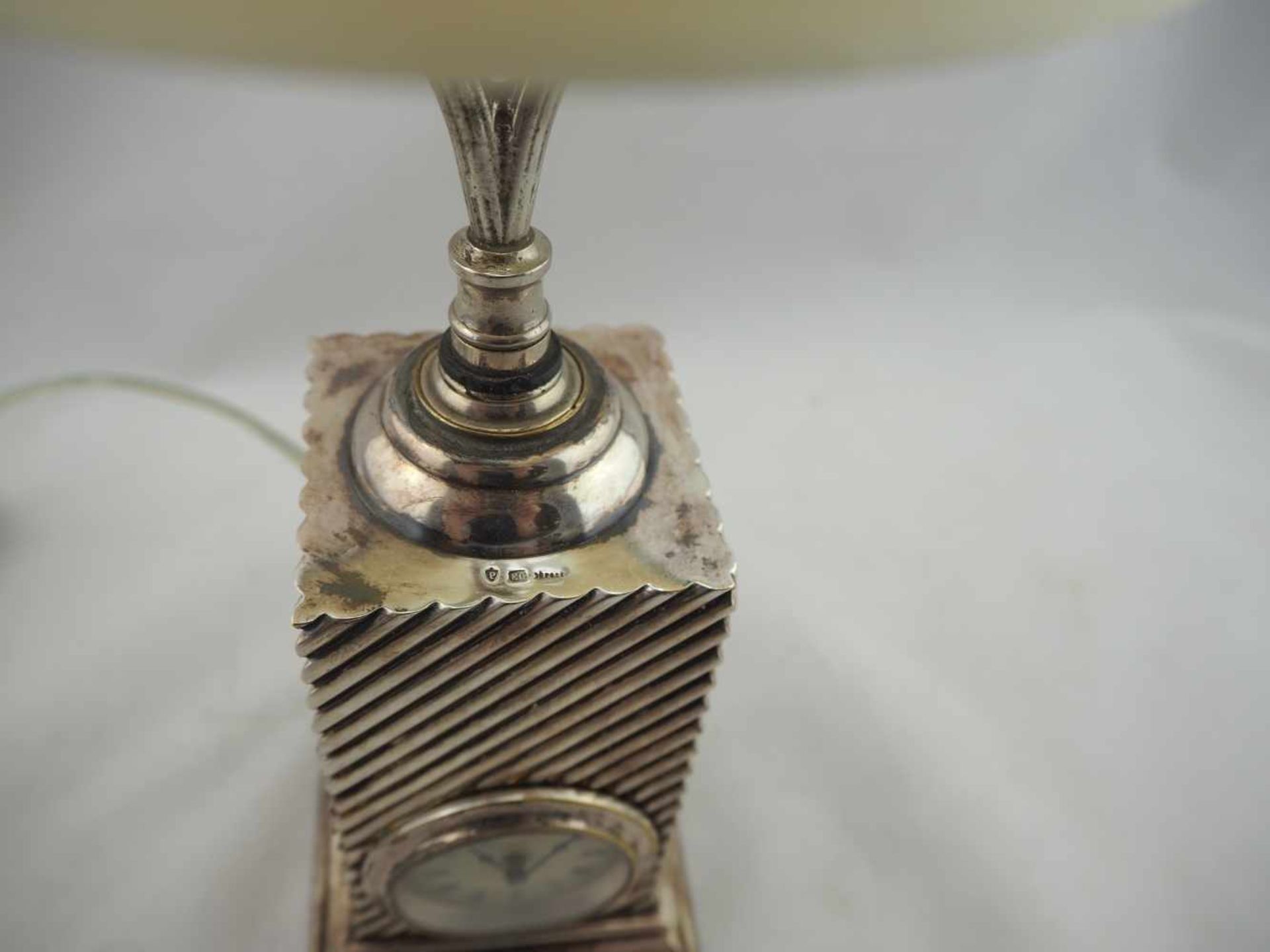 Tischlampe mit Uhr, um 1920Profilierter Stand, darüber viereckiger Korpus. Schräg gerillt, darüber - Bild 3 aus 7