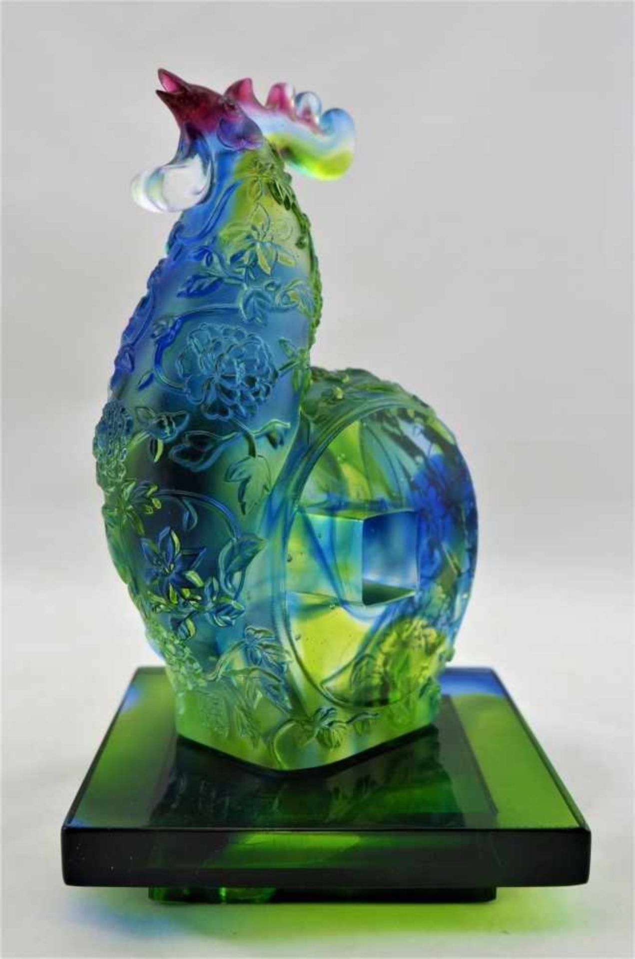 Hahn mit Untersetzer, ChinaKlarglas mit Einfärbungen. Grün, blau und rot. Mittig mit einem - Bild 3 aus 7