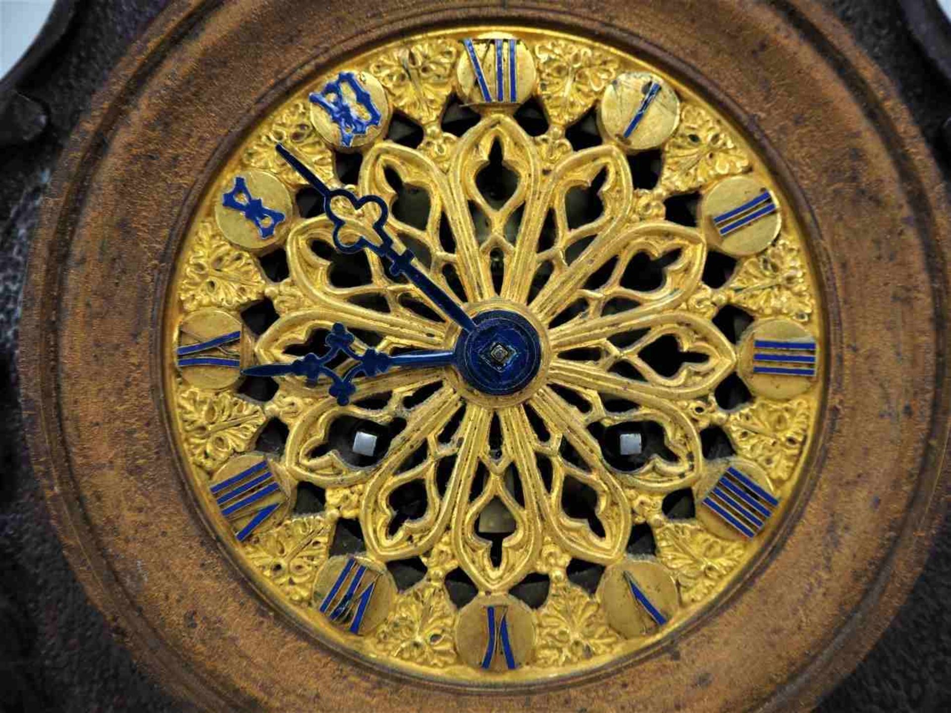 Französische Kommodenuhr um 1850im Mahagoni Gehäuse, Halb- und Stundenschlag auf Glocke, Gangreserve - Bild 3 aus 6