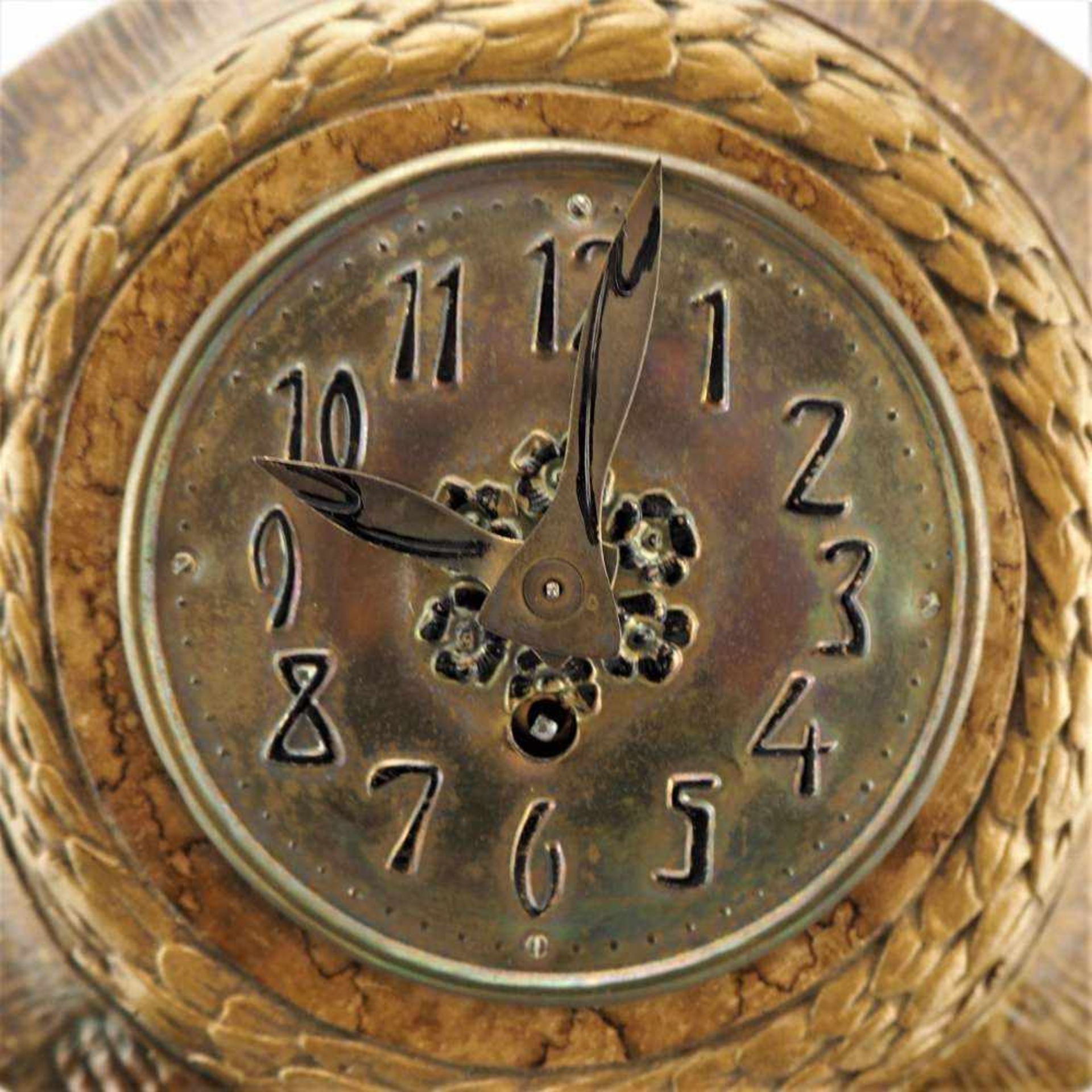 Jugendstil Uhr, um 1910Uhrengehäuse wohl aus farbig gebrannter Keramik. Zwei Puttos halten die Uhr - Bild 2 aus 4