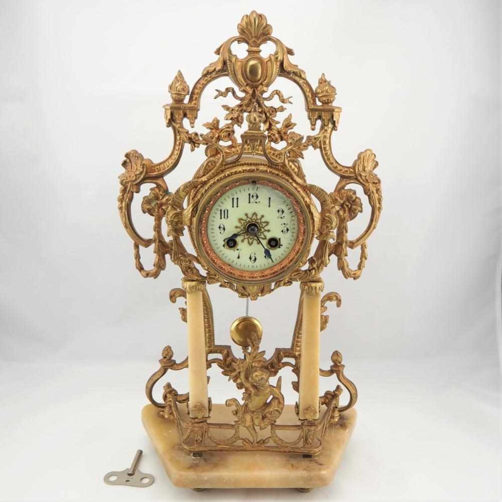 Französische Pendule, um 1880Mit Stunden- und Halbstundenschlag auf Glocke. Gehäuse aus Bronze,