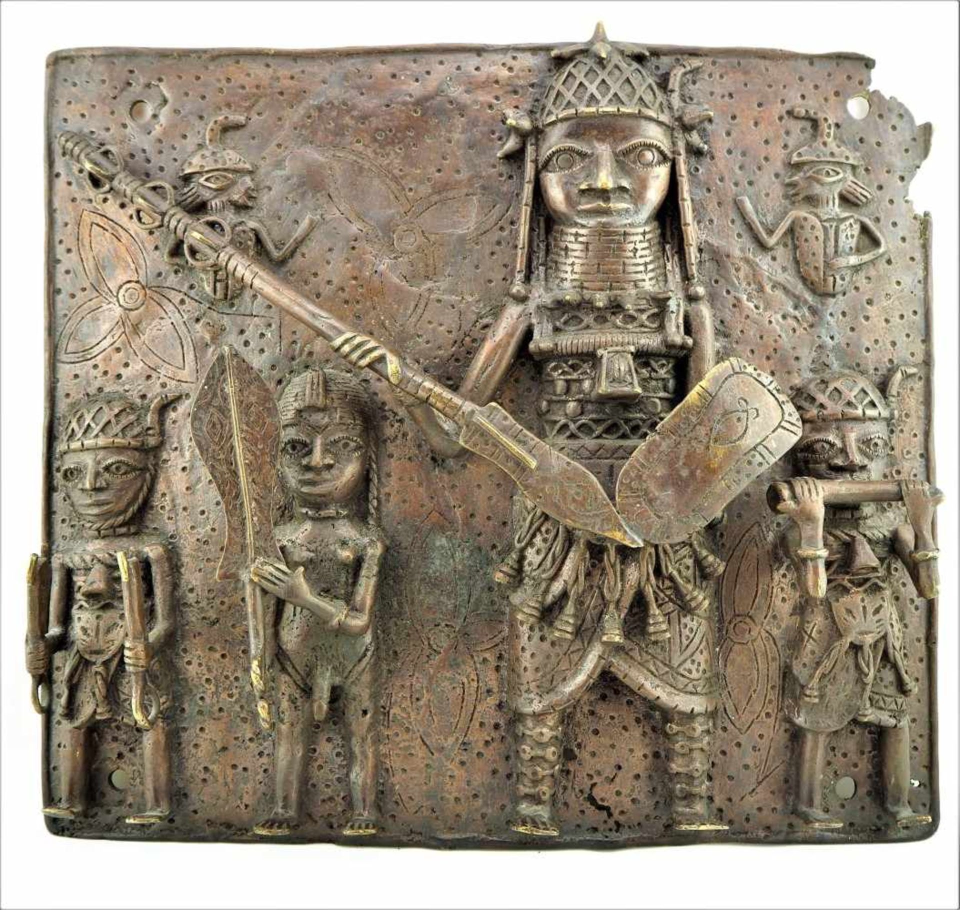 Benin BronzereliefMehrfiguriges Bronzerelief aus Benin, Westafrika. Patina. Ausbrüche. 8,15kg. H.