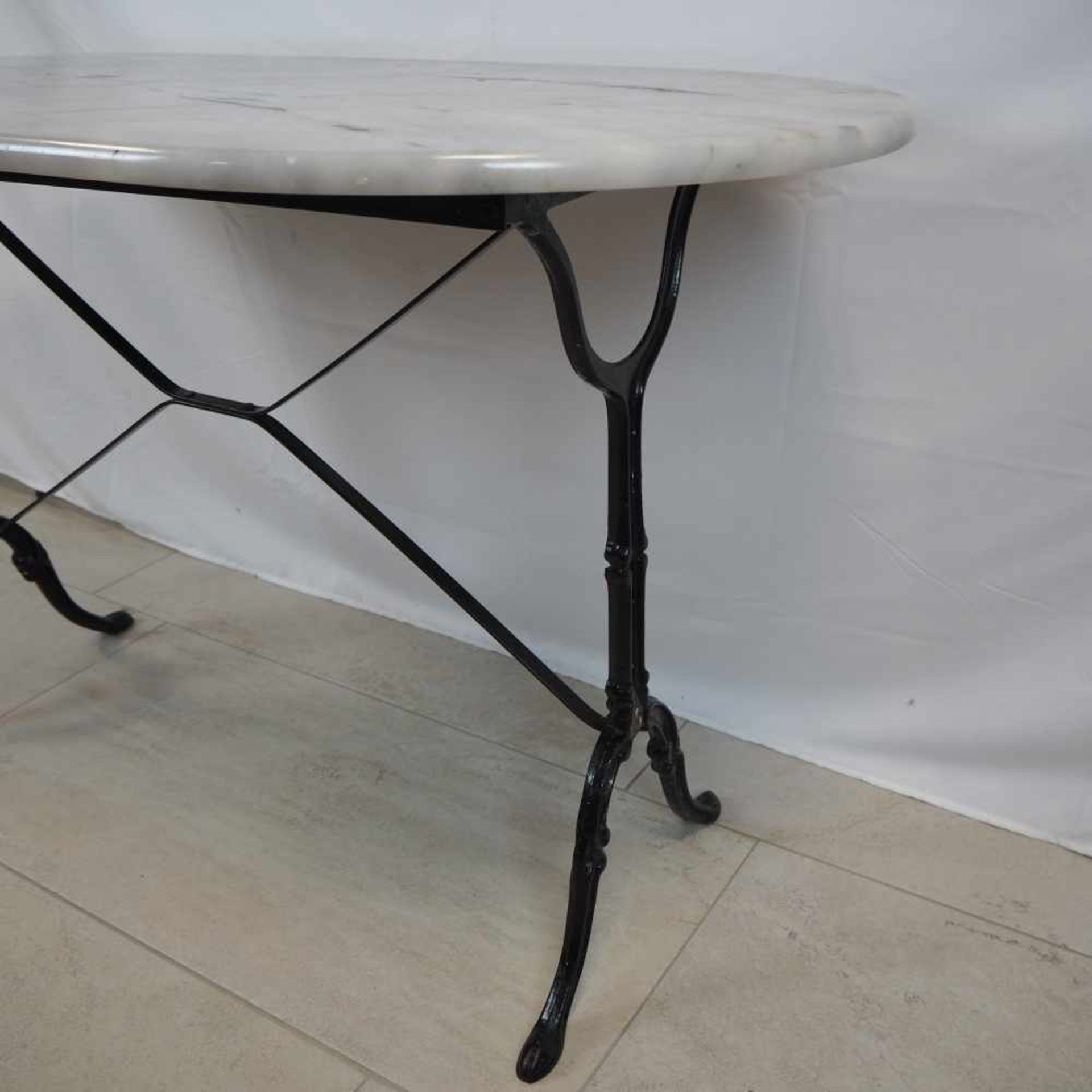 Kaffeehaus Tisch, 70er JahreSchwerer, ovaler Tisch mit verziertem Gusseisernen Fußteil. - Bild 2 aus 2