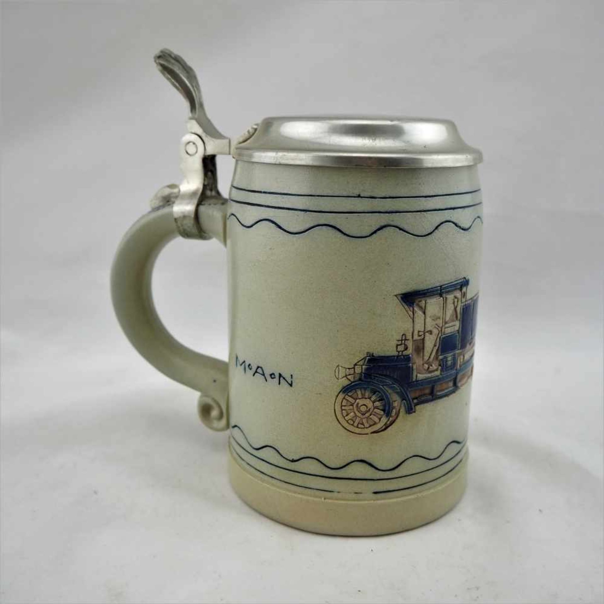 Werbekrug M.A.N.Steinzeug Bierkrug mit Zinndeckel. Bezeichnet M.A.N.. Mittig ein LKW und 1915 in