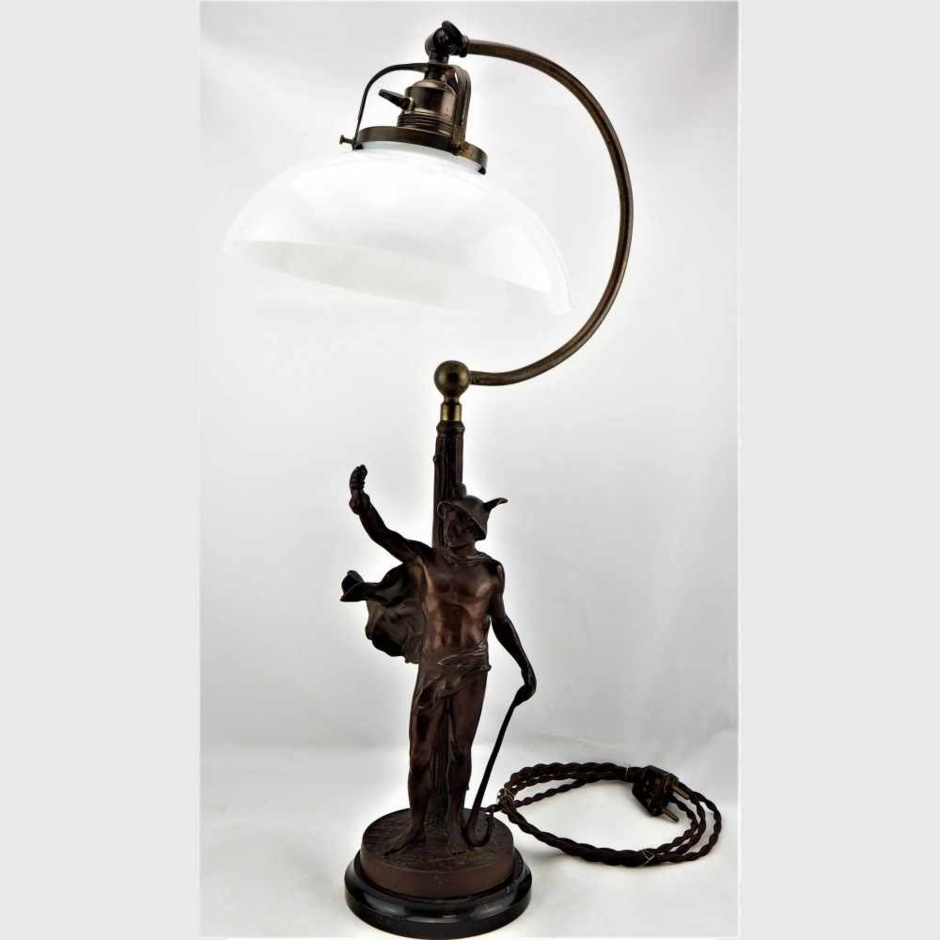 Tischlampe um 1900Schreibtischlampe, Deutsch um 1900. Fuß aus Metallguss, patiniert. Darstellung