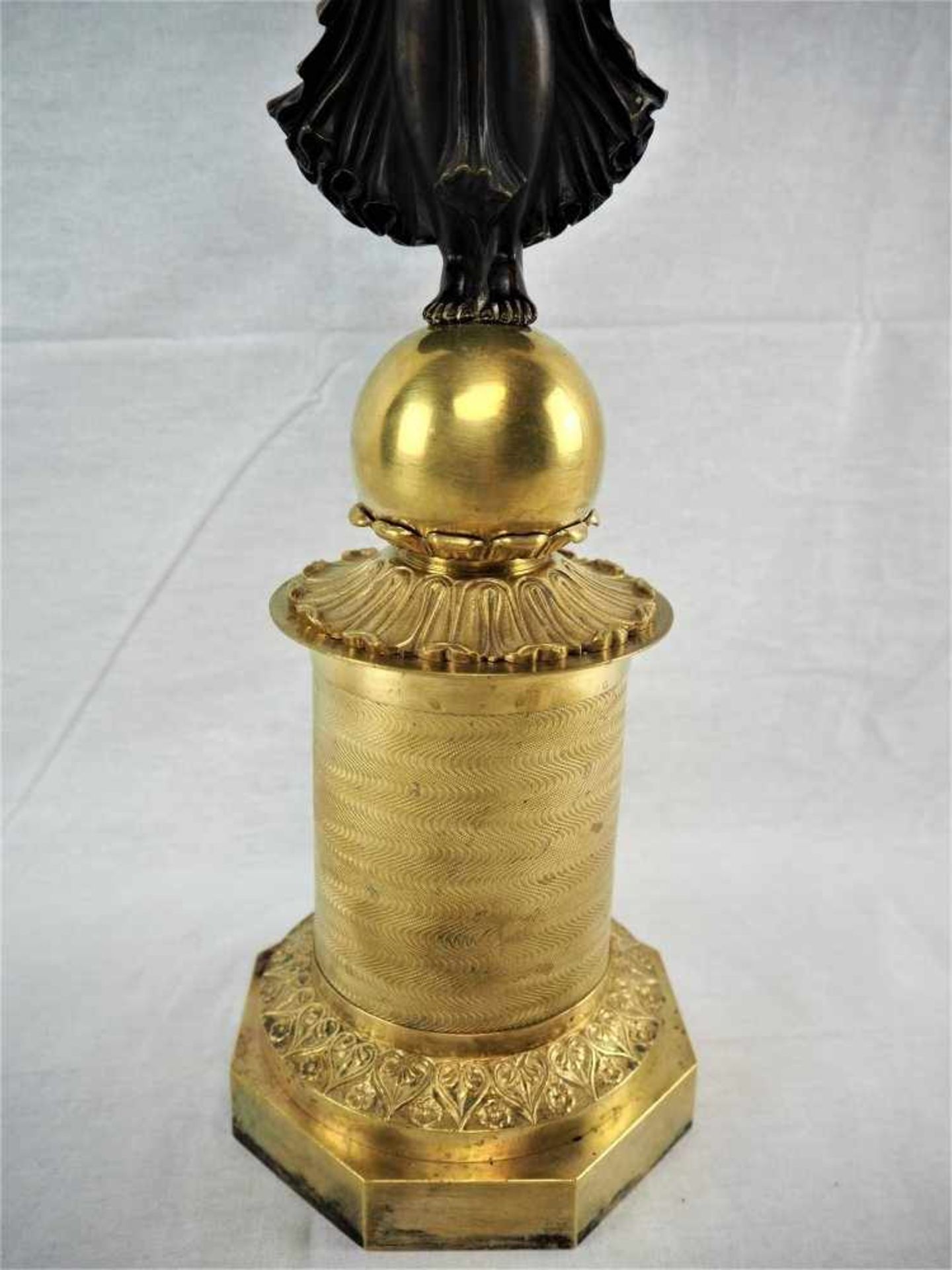 Empire Girandole, Frankreich um 1800Bronze, feuervergoldet und teils patiniert. Rundes Postament, - Bild 4 aus 7