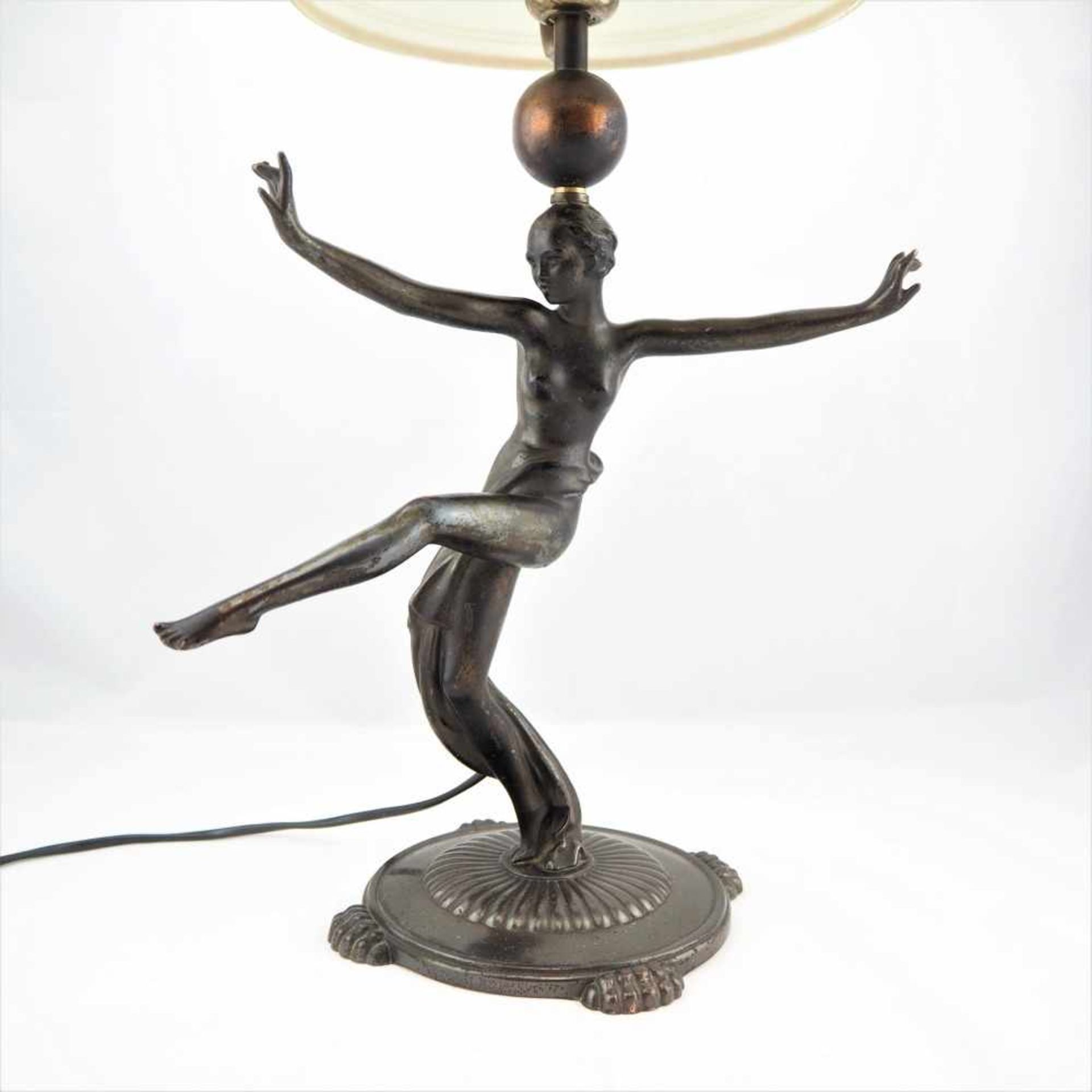 Große Jugendstil Lampe, um 1920Auf breitem Stand stehende Tänzerin. Leicht bekleidet und mit - Bild 3 aus 3