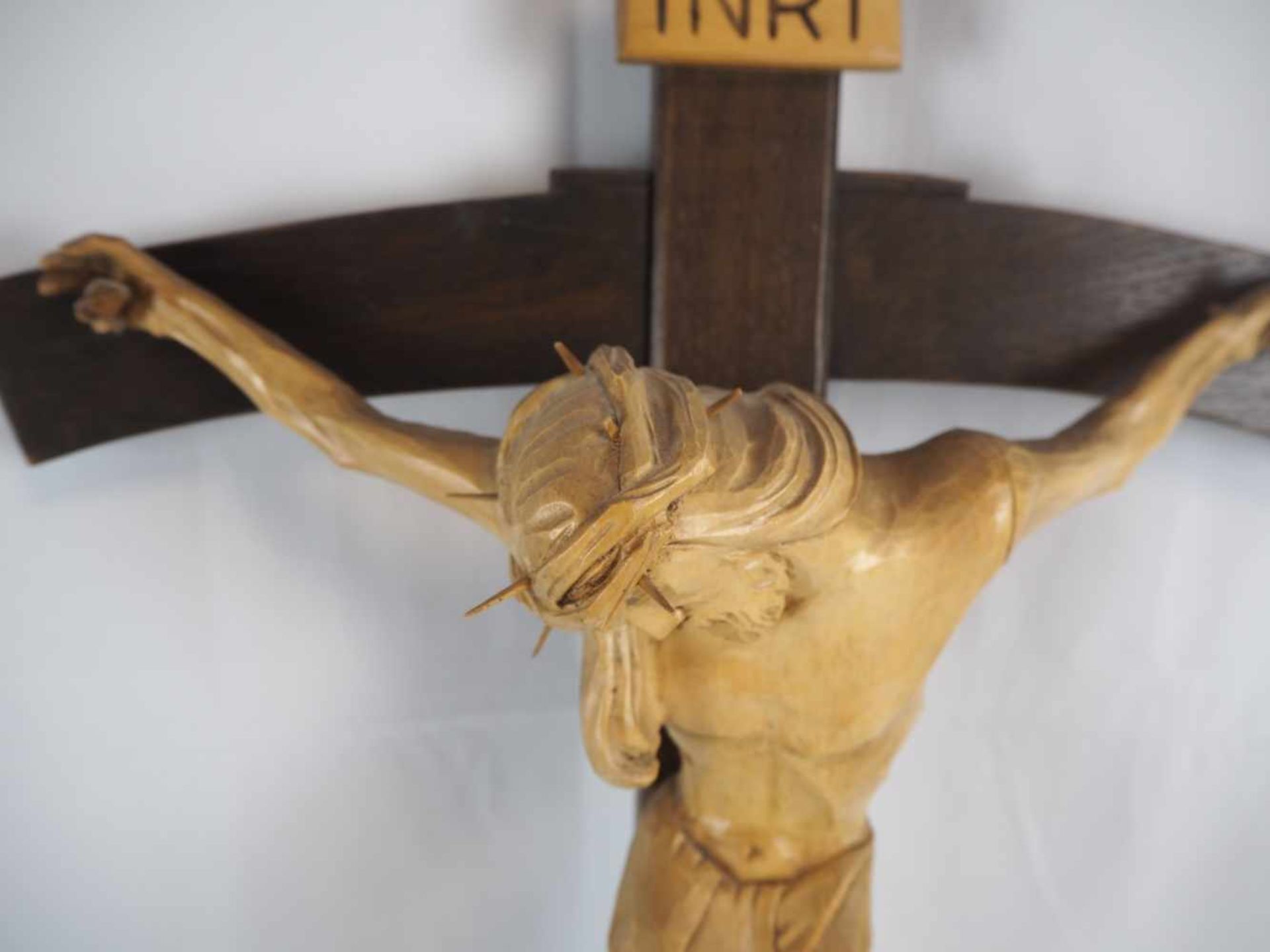 KruxifixJesus aus Holz geschnitzt, auf rustikalem Kreuz. Wohl 60/70iger Jahre. H. 75cm, B. 40cm, - Bild 3 aus 3