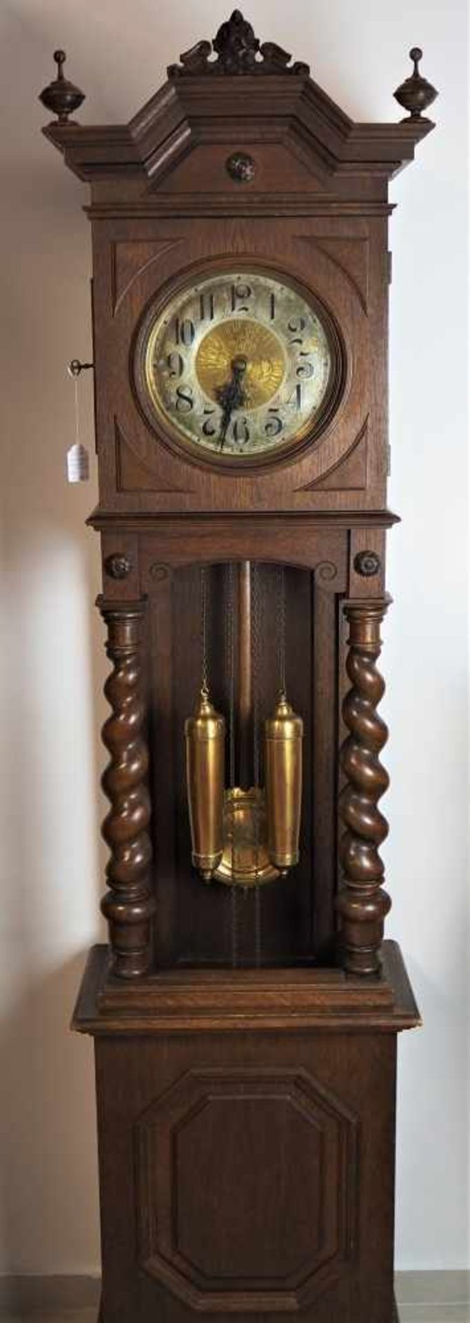 Freischwinger Standuhr, GründerzeitUm 1880. Gehäuse aus Eiche, nussbaumfarben gebeizt. Mittig mit