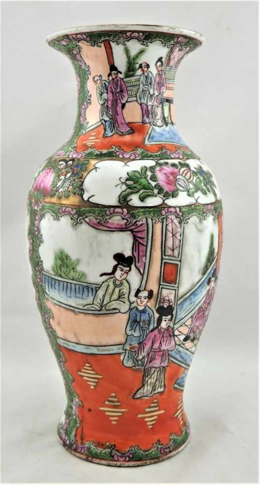 VasePorzellanweiß mit chinesischen Motiven bemalt und glasiert. Am Boden signiert, wohl 50er