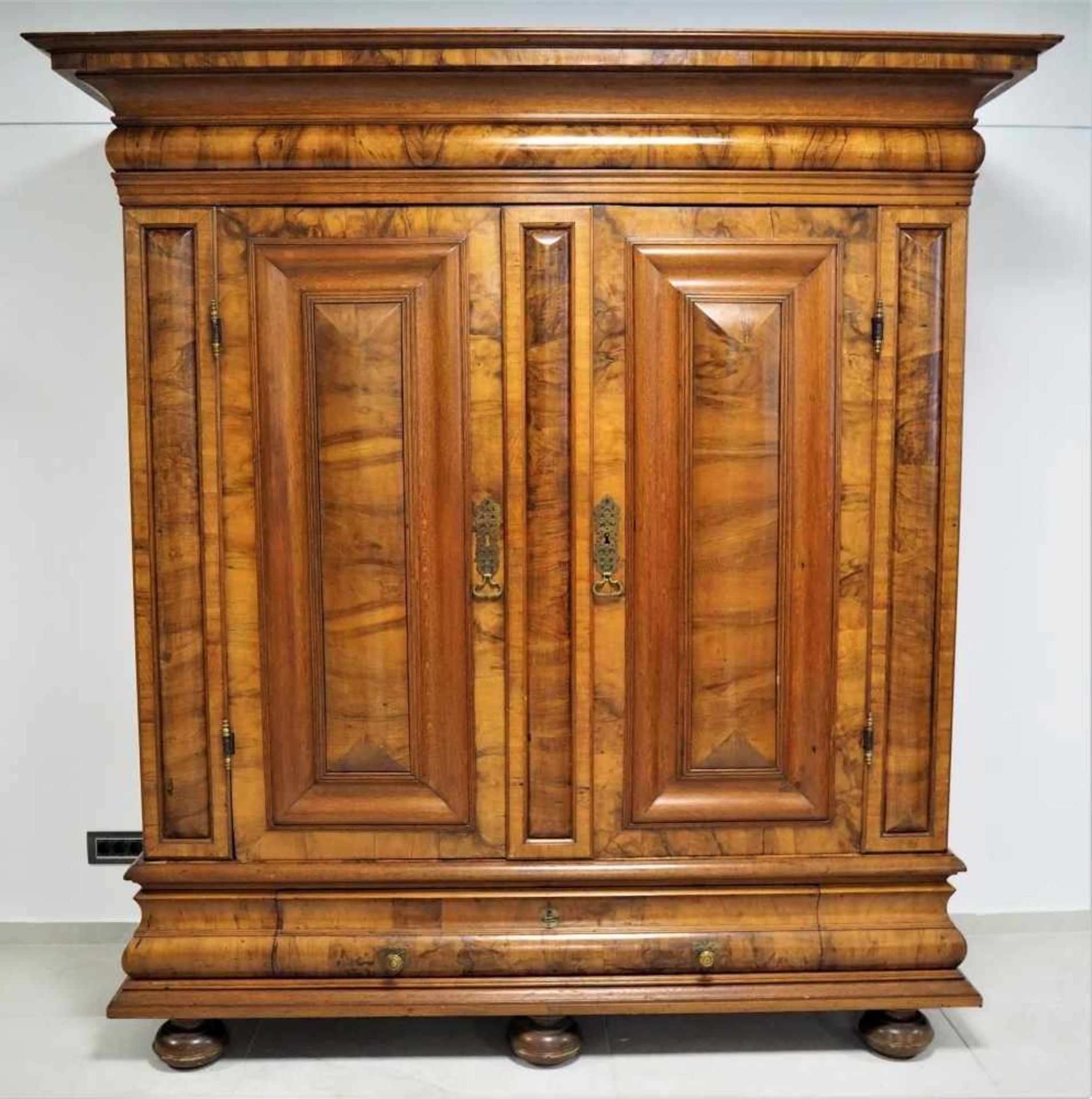 Barockschrank um 1760Sogenannter "Fankfurter Wellenschrank" aus Nussbaumholz und Eiche, Massiv und