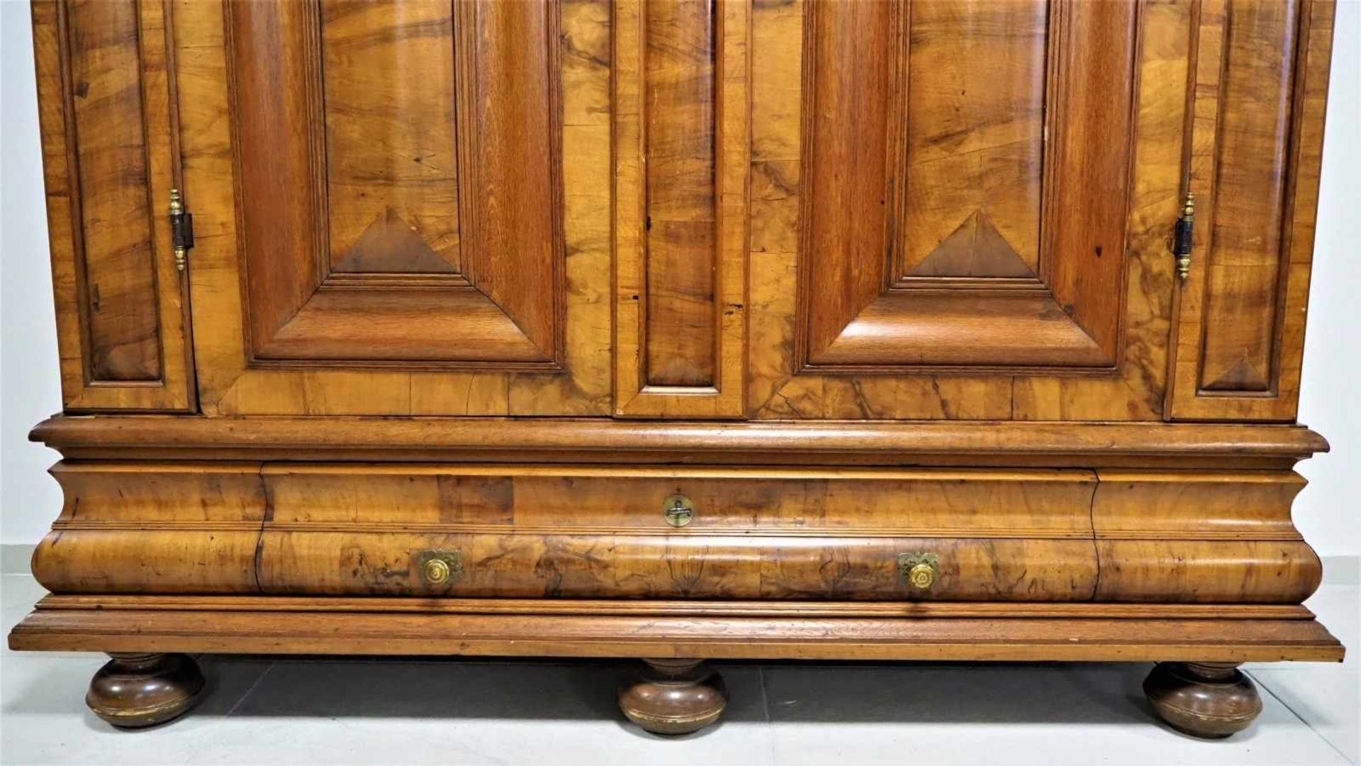 Barockschrank um 1760Sogenannter "Fankfurter Wellenschrank" aus Nussbaumholz und Eiche, Massiv und - Bild 4 aus 9