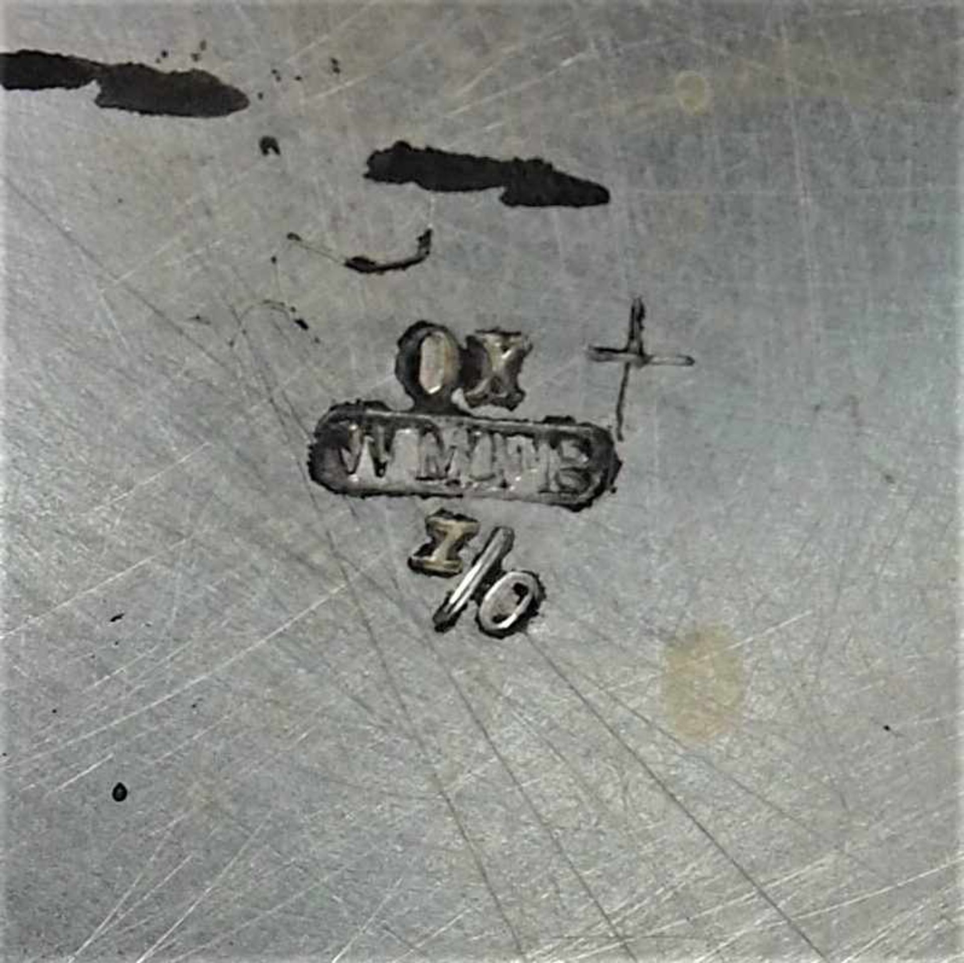 WMF Deckelkrug, um 1900Große Deckelkaraffe aus Zinn, versilbert. Mit Weinreben und Trauben im Relief - Bild 3 aus 3