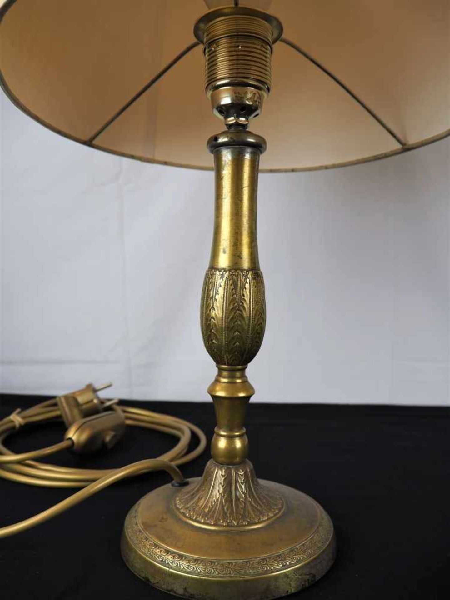 Paar Tischlampen, um 1900Lampenfuß aus Bronze, mit breitem Stand. Sehr feine klassizistische - Bild 2 aus 3