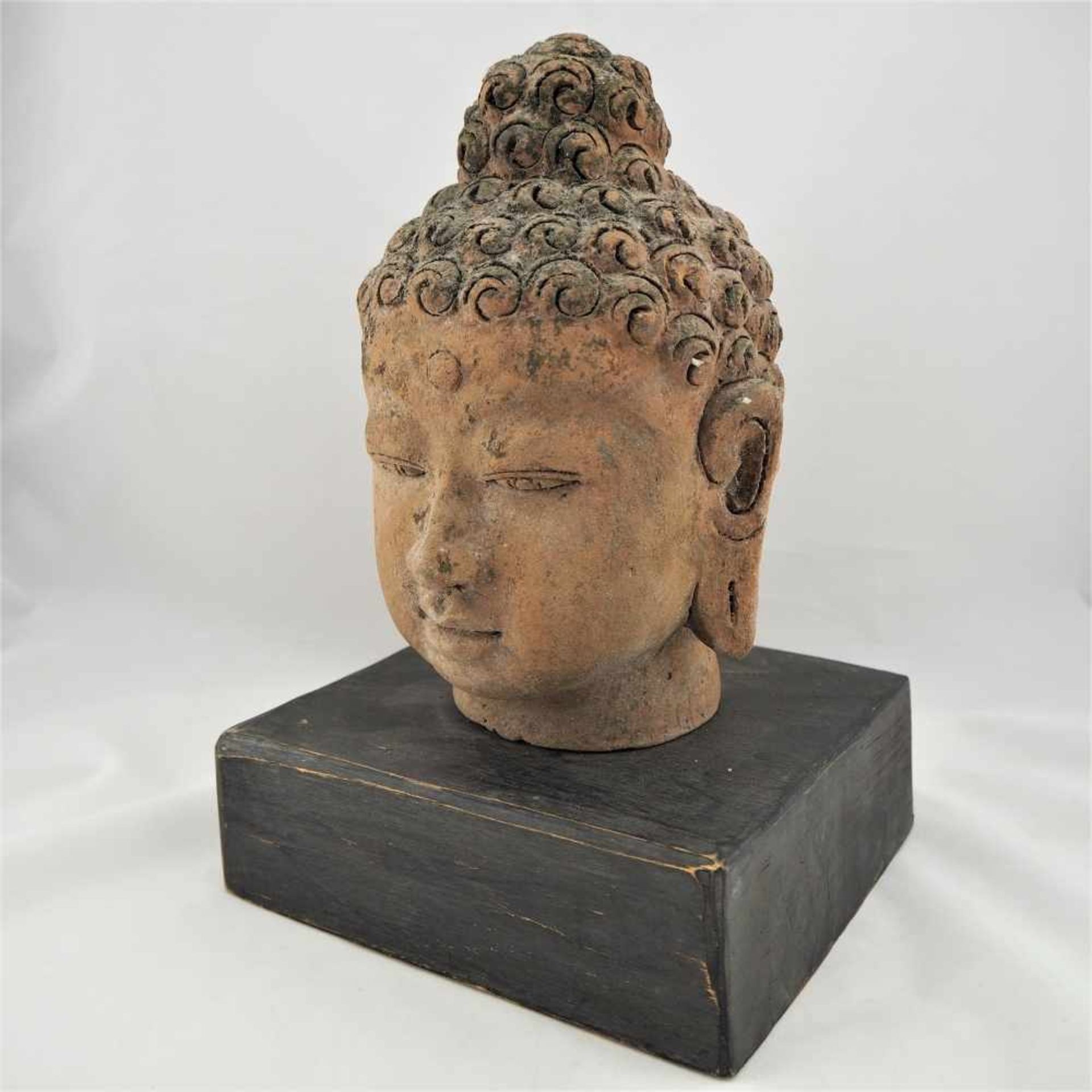 Buddha SkulpturTon auf Holzsockel. H.23cm. Mit Sockel H.31cm.Buddha sculptureClay on wooden base.