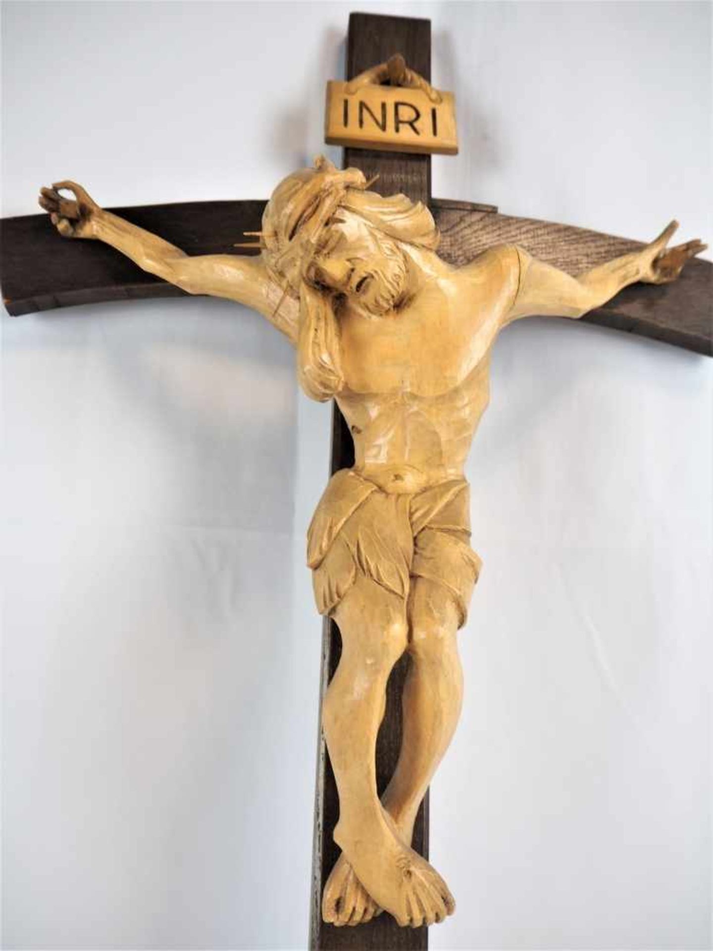 KruxifixJesus aus Holz geschnitzt, auf rustikalem Kreuz. Wohl 60/70iger Jahre. H. 75cm, B. 40cm, - Bild 2 aus 3