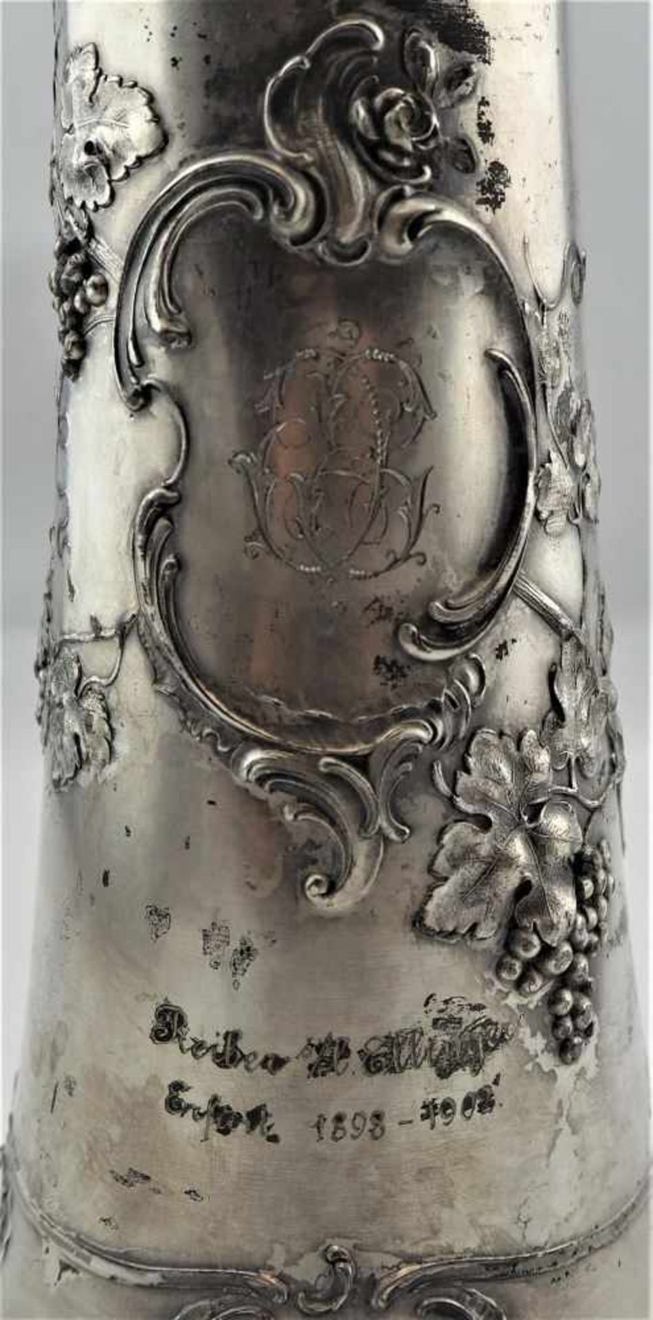 WMF Deckelkrug, um 1900Große Deckelkaraffe aus Zinn, versilbert. Mit Weinreben und Trauben im Relief - Bild 2 aus 3