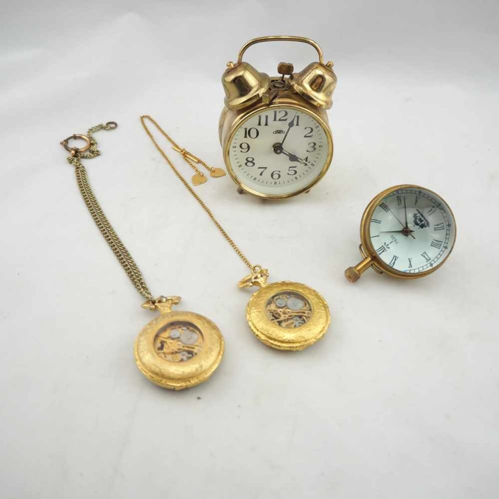 Konvolut UhrenBestehend aus 2 Taschenuhren mit Ketten, Goldfarben, Deckel mit Bildern aus Emaille.