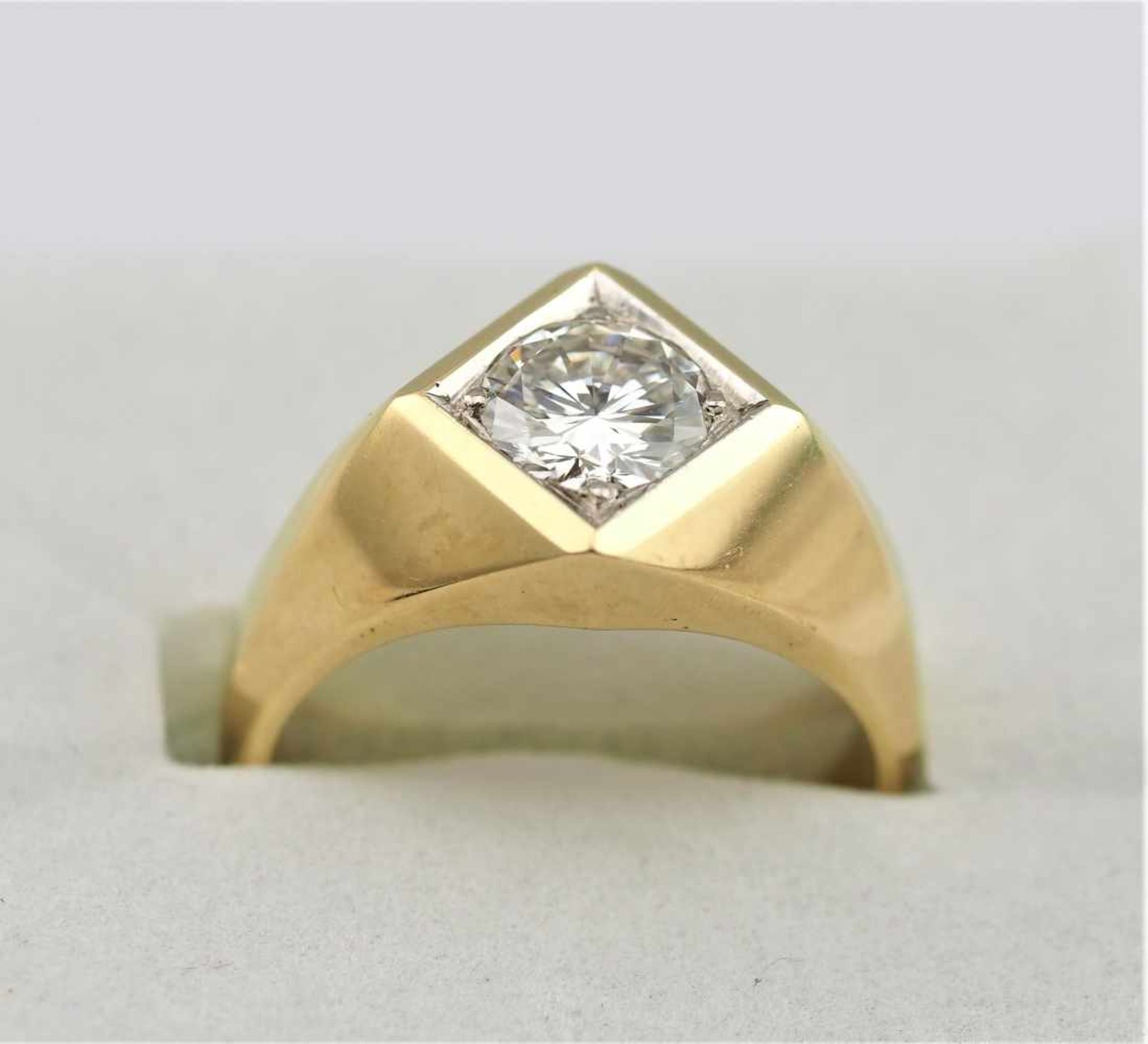 1,36ct Brillant Herrenring12,6g, 585 Gelbgold1.36ct brilliant cut, diamond men's ring12.6g, 585
