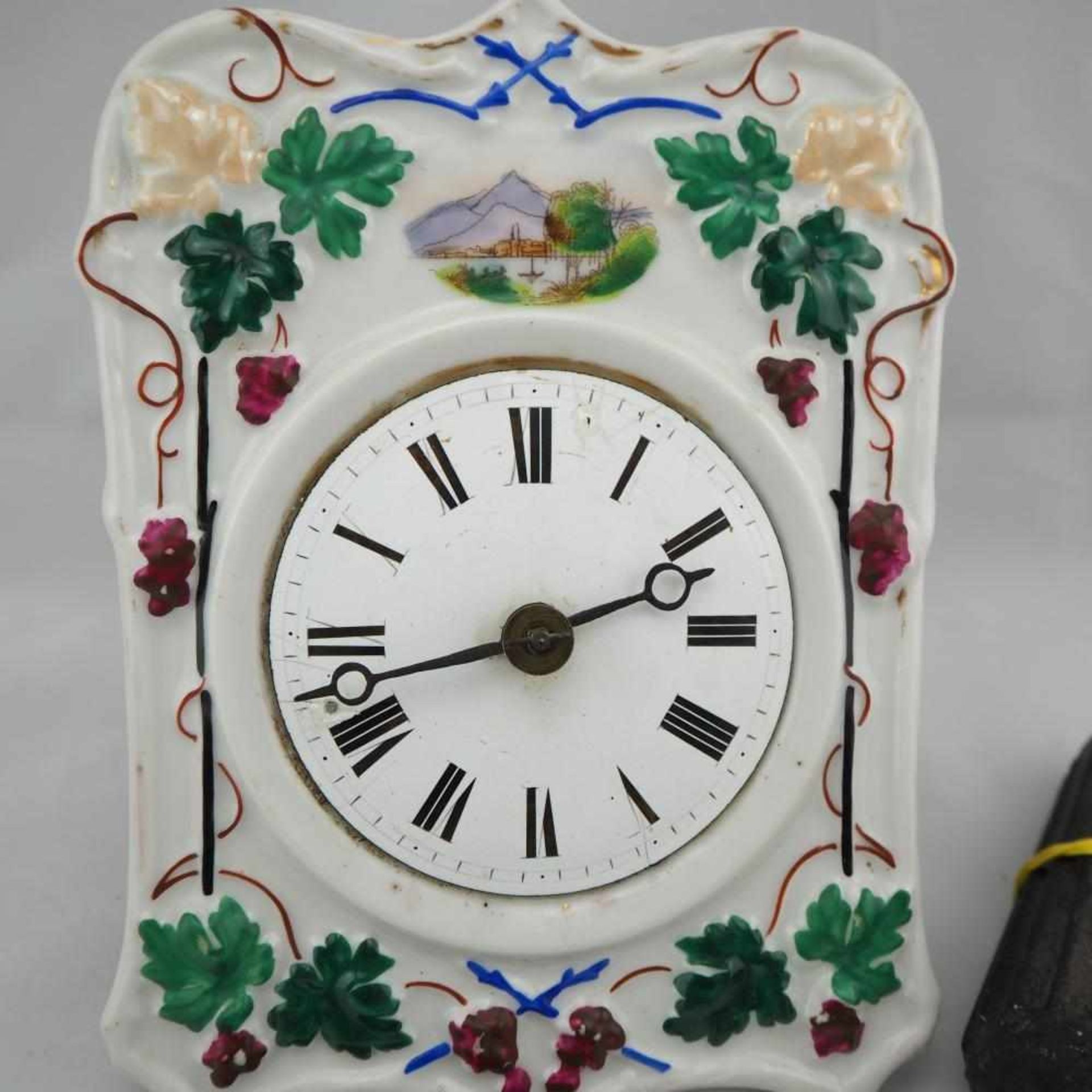 Porzellanschild Uhr, um 1900Bauernuhr mit Porzellanschild (intakt). Emaille Zifferblatt, - Bild 2 aus 3