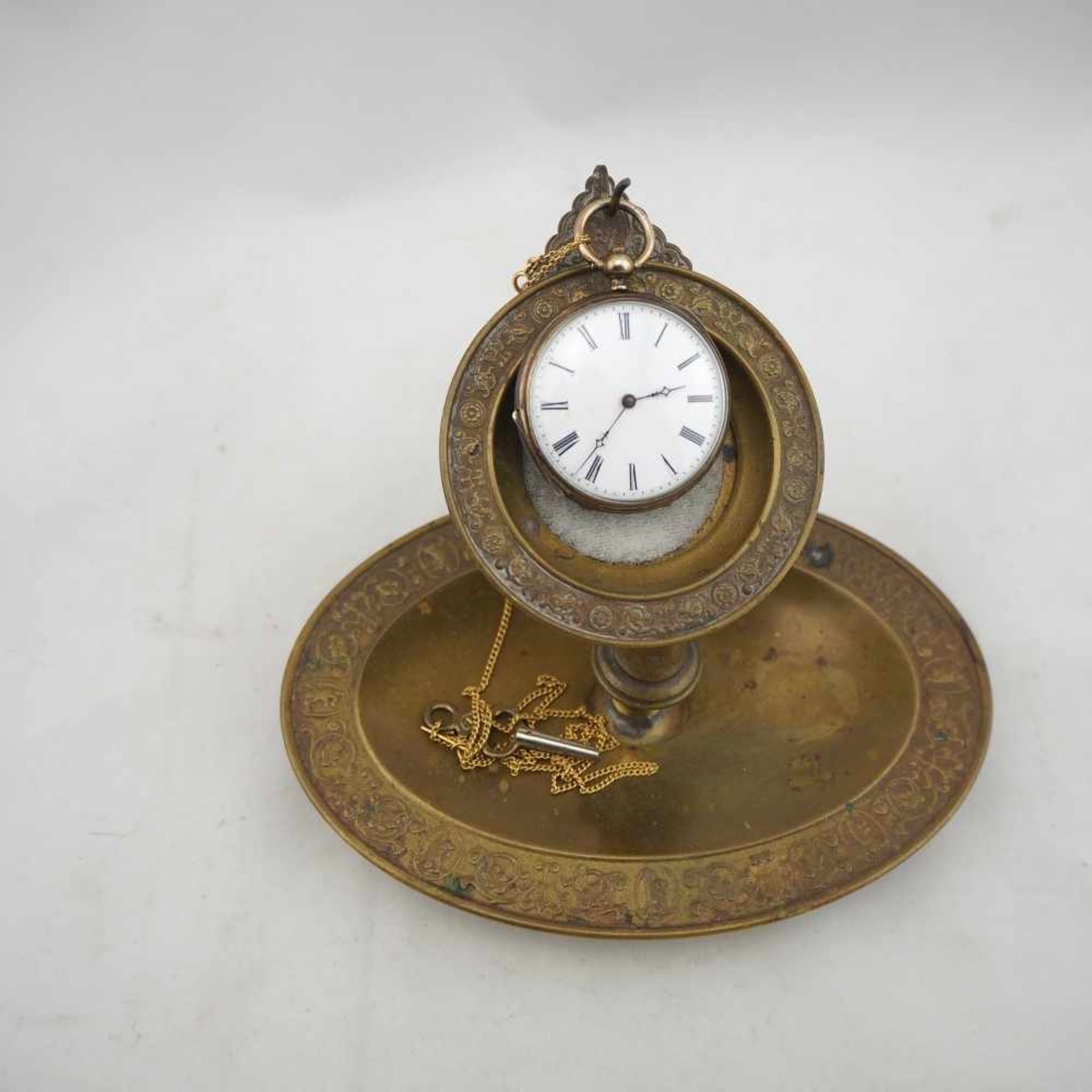 Taschenuhrständer mit UhrWohl um 1900, Uhr Älter, Uhrenständer aus Messing mit Verzierungen. Oval,