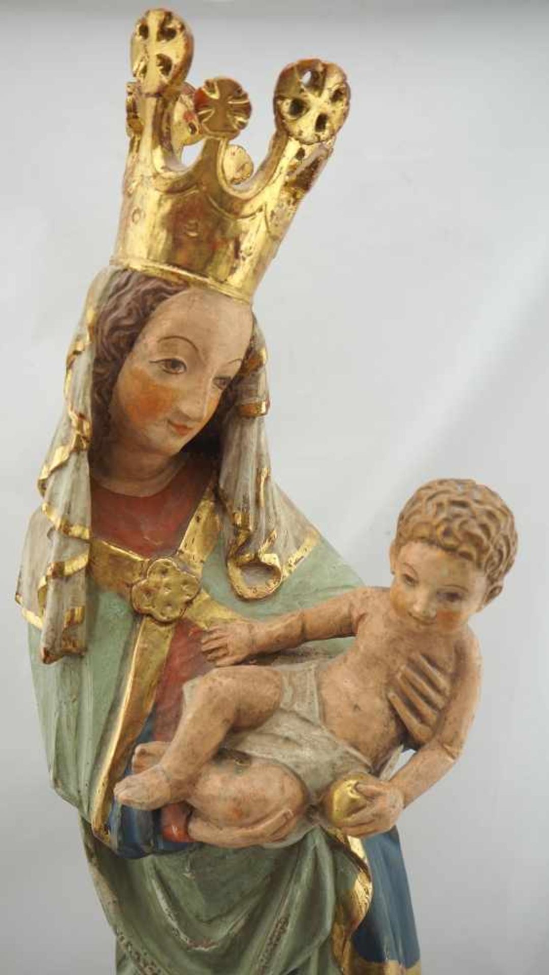 Madonna mit KindAus Lindenholz geschnitzt, farbig gefasst mit Goldstaffage. Barocke Formgebung, - Bild 2 aus 4