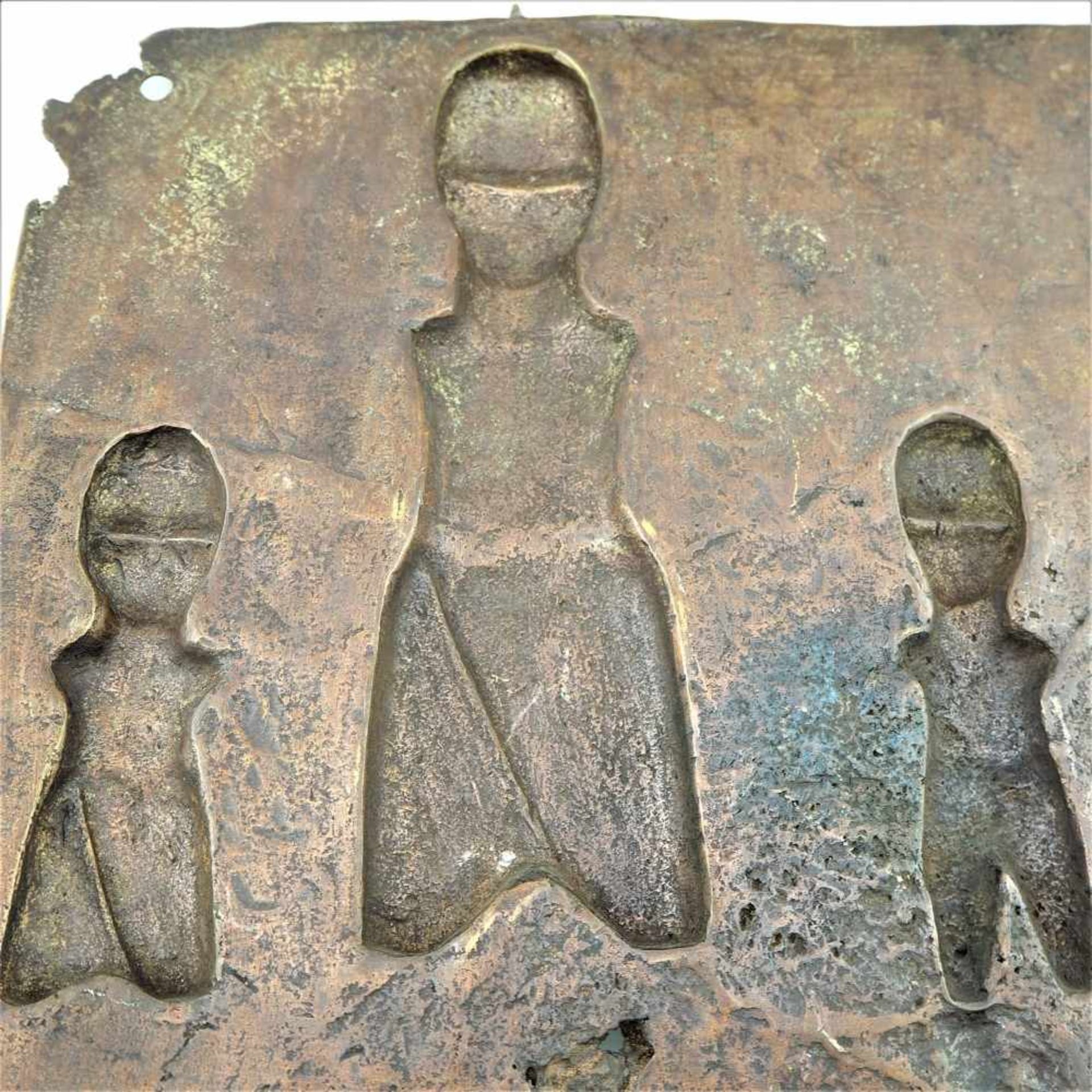 Benin BronzereliefMehrfiguriges Bronzerelief aus Benin, Westafrika. Patina. Ausbrüche. 8,15kg. H. - Bild 3 aus 3