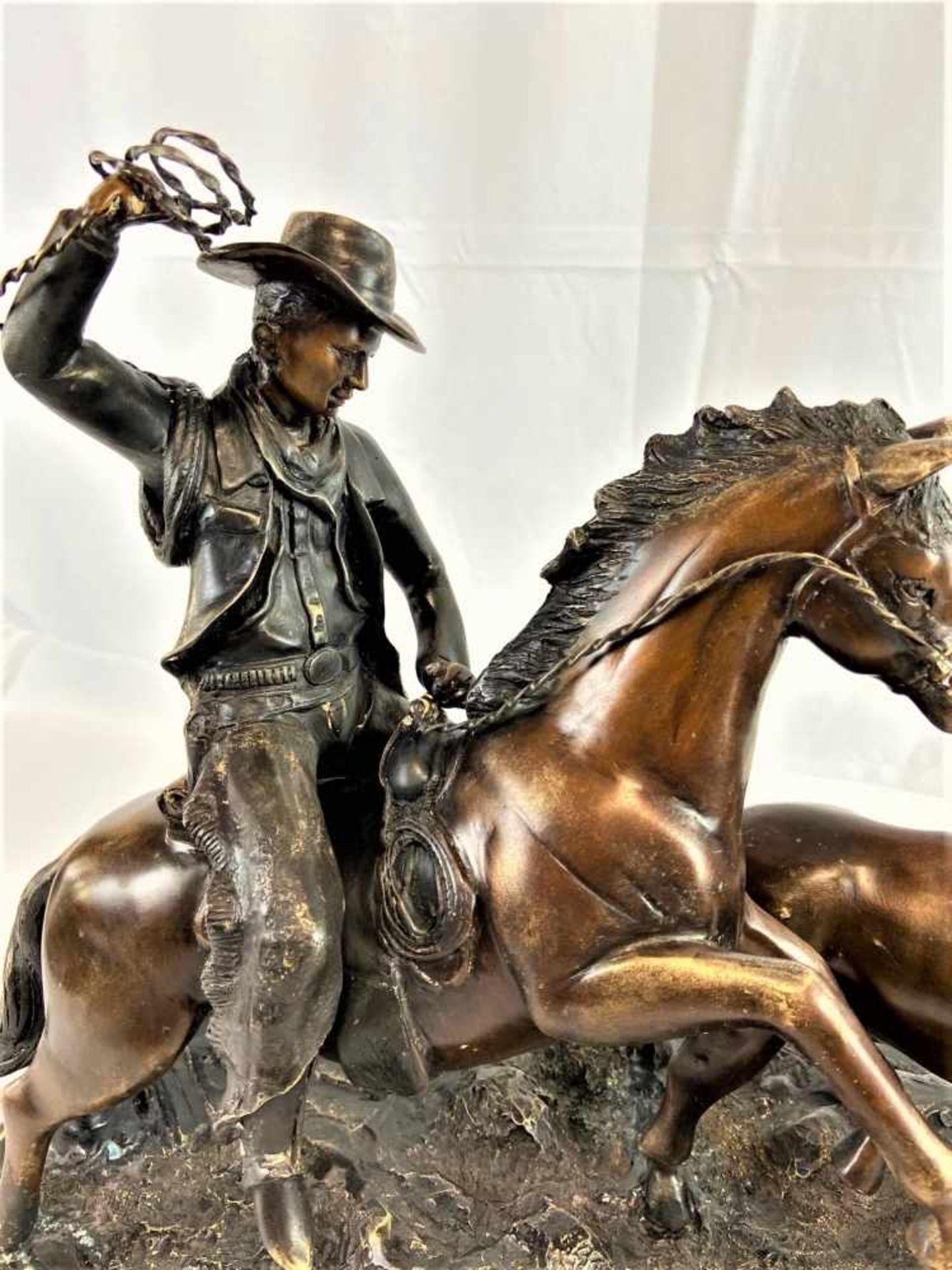 Große Bronzeskulptur Sign. C. RizziNaturalistisch gefertigte Skulptur eines Cowboys mit Lasso, auf - Bild 2 aus 5