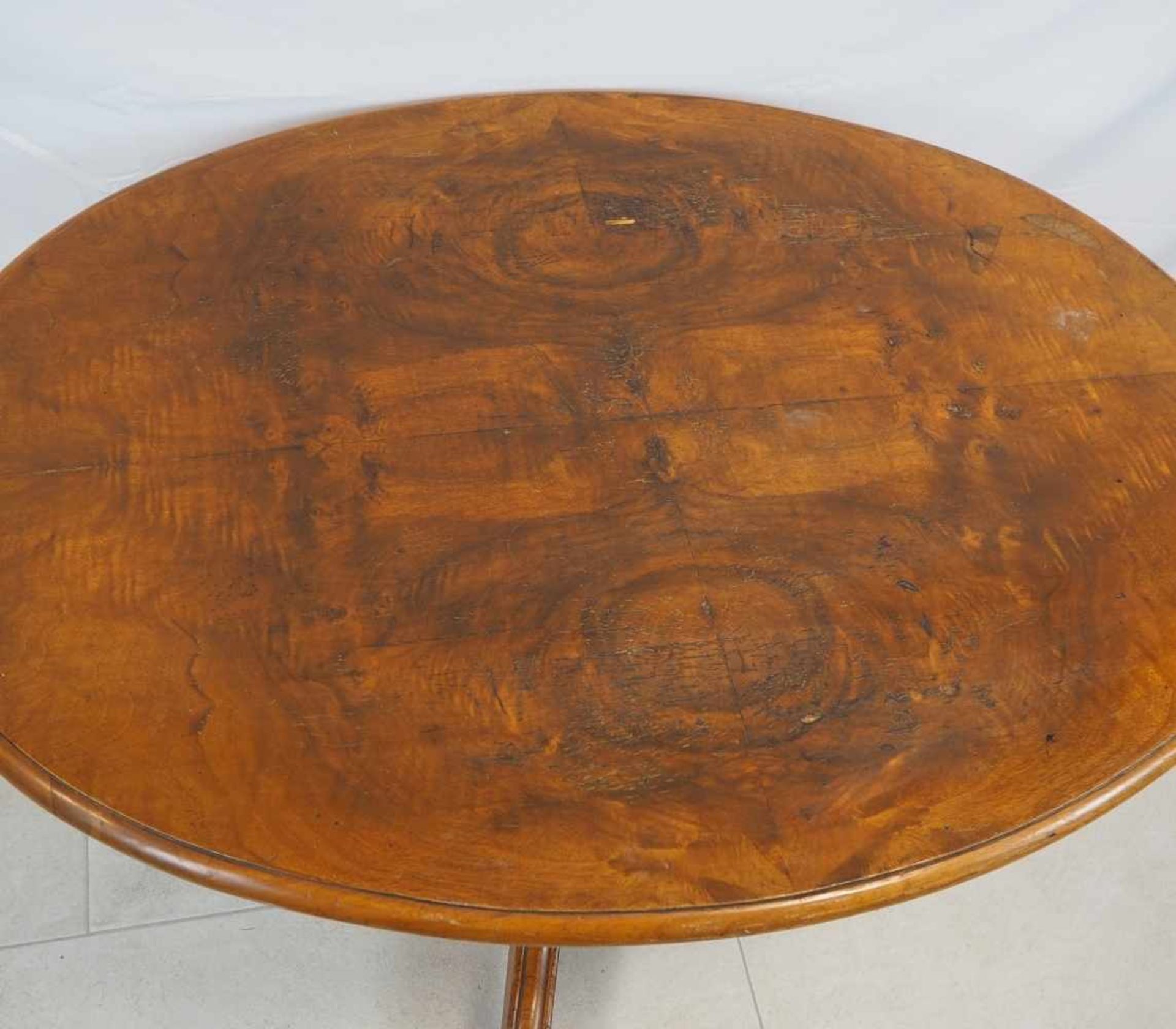 Tisch, oval um 1860Nussbaum teils furniert, Tischplatte oval mit niedriger Zarge. Zentraler Fuß - Bild 3 aus 3