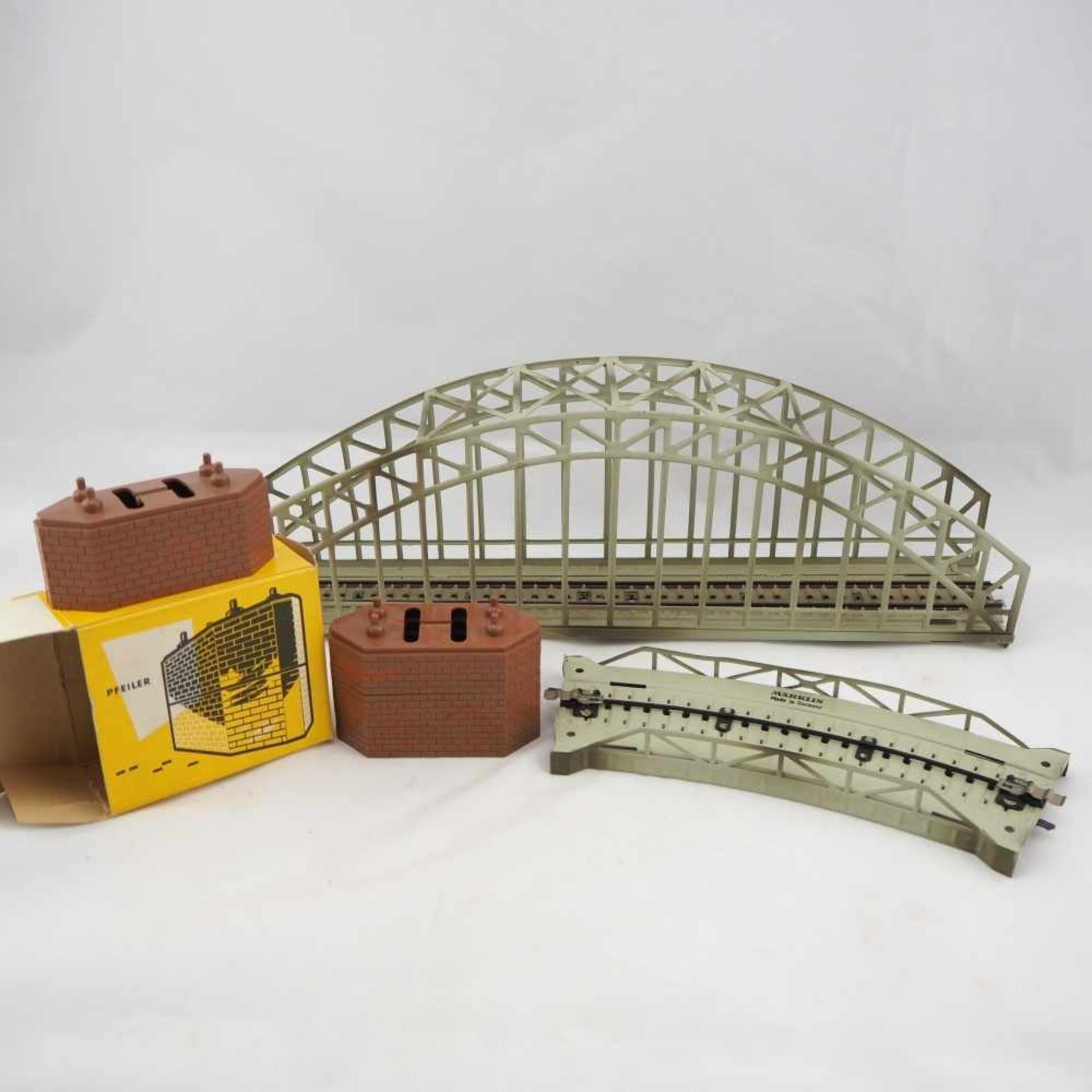 Märklin BrückeBrücke für Märklin Anlage mit Auffahrstück und Pfeiler. Ausführung in Blech, grau