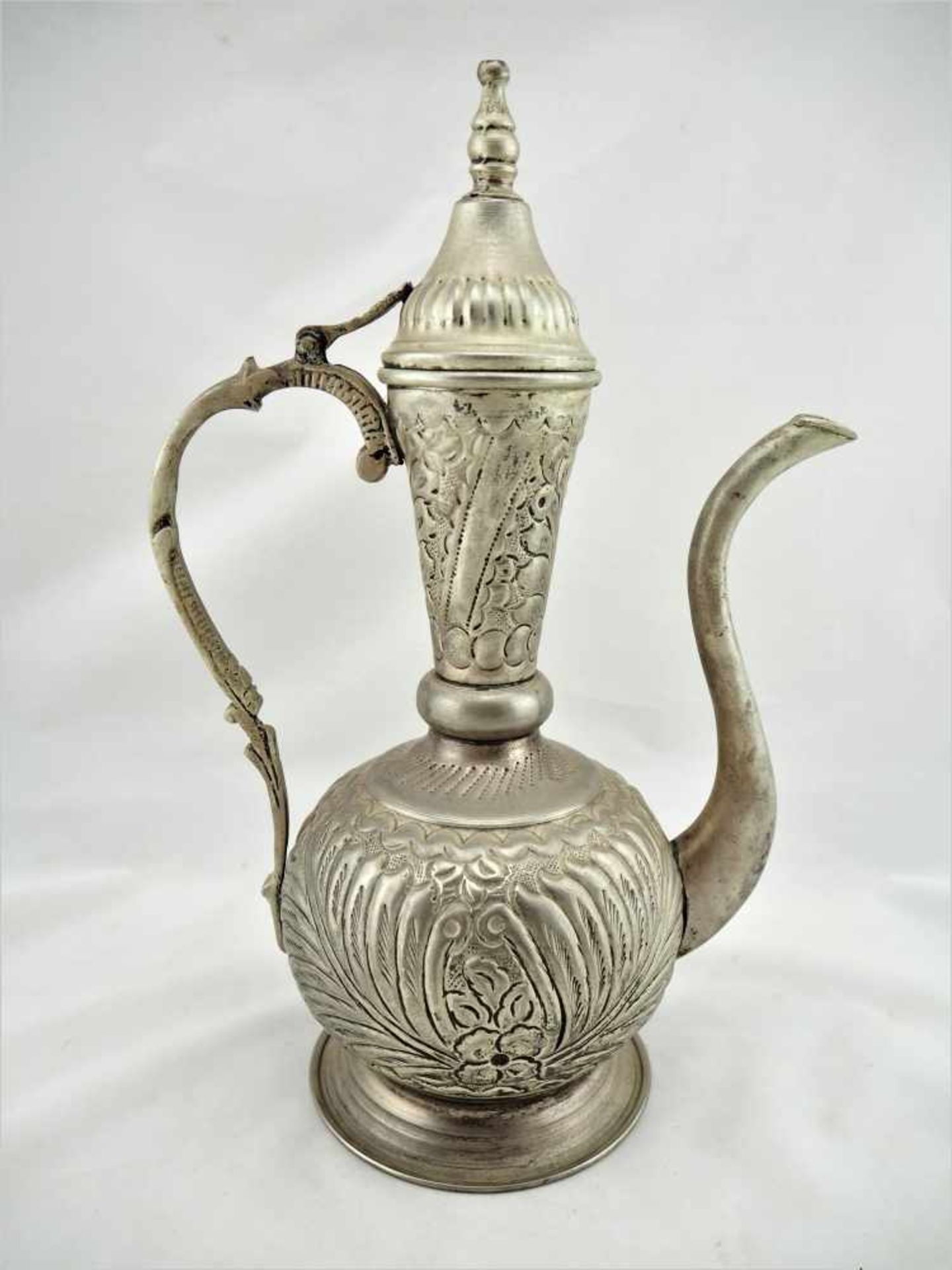 Persische Teekanne, Anf. 20.Jhd.Aus Weißmetall gefertigt. Reich verziert mit Blumen und Ranken.