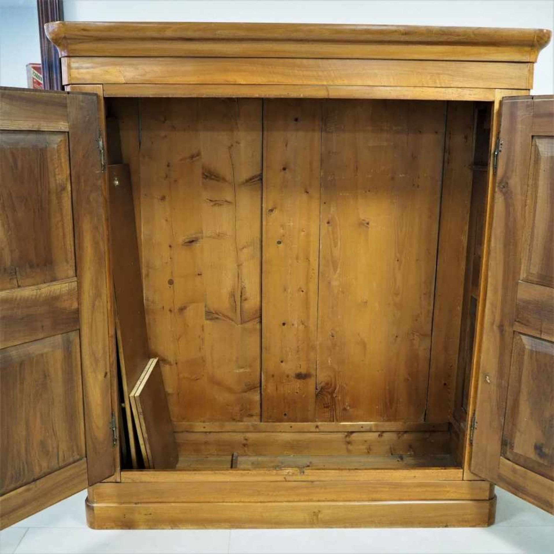 Großer Biedermeier Dielenschrank2-türiger, zerlegbarer Schrank aus massiven Nussbaum. Seitenteile - Bild 3 aus 4