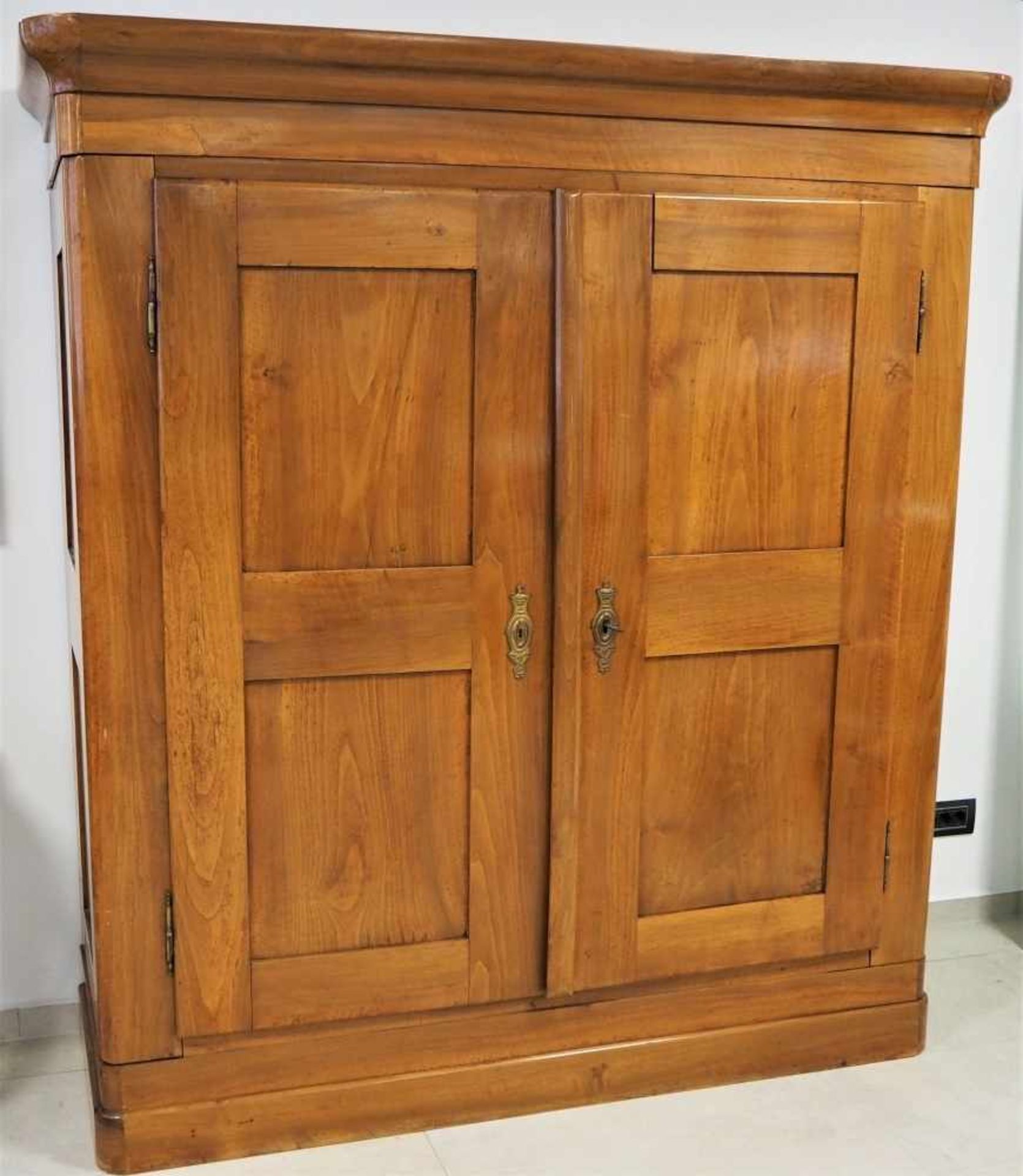 Großer Biedermeier Dielenschrank2-türiger, zerlegbarer Schrank aus massiven Nussbaum. Seitenteile