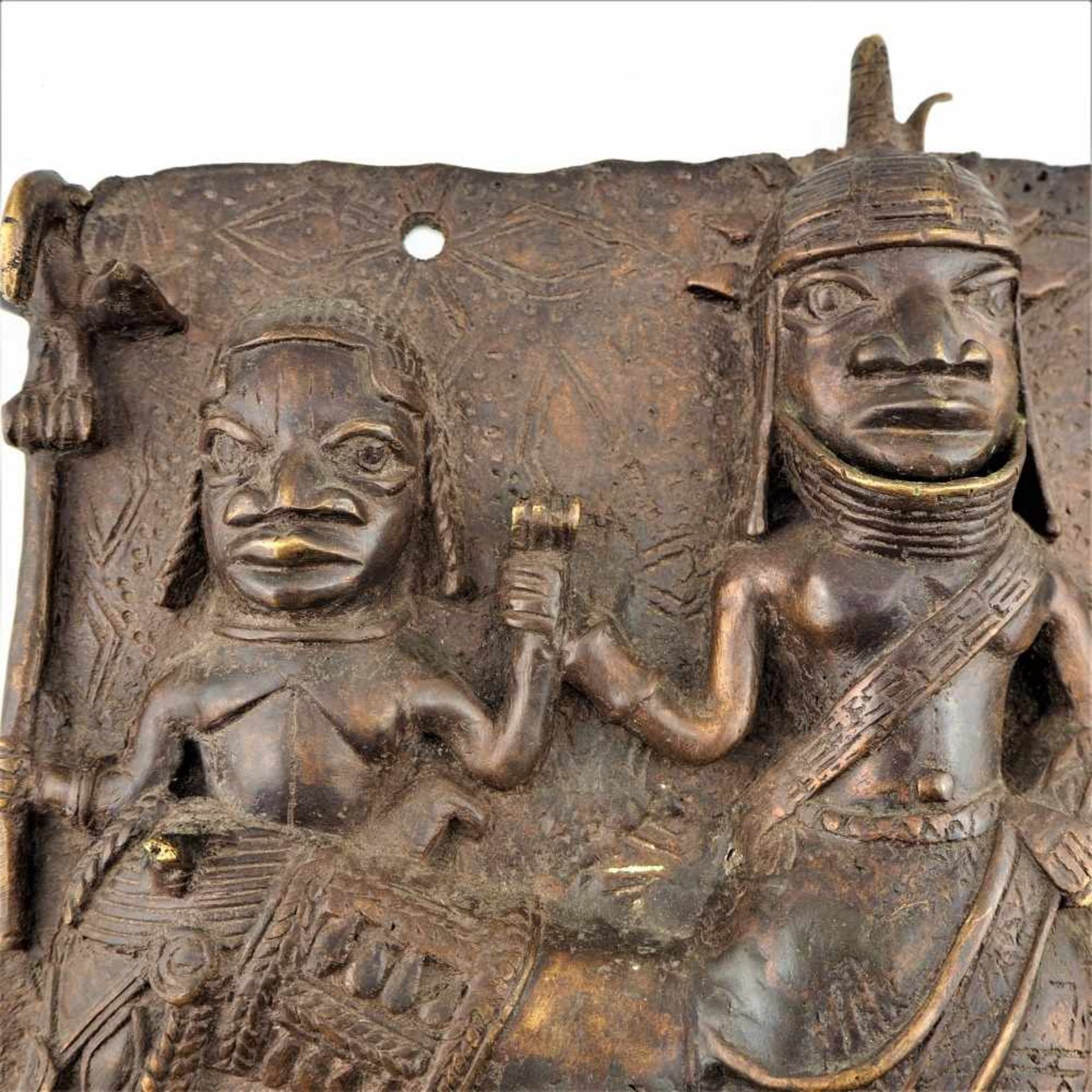 Bronzerelief Benin4-figuriges Bronzerelief aus dem Benin. Halbplastische Darstellung von Kriegern - Bild 2 aus 3