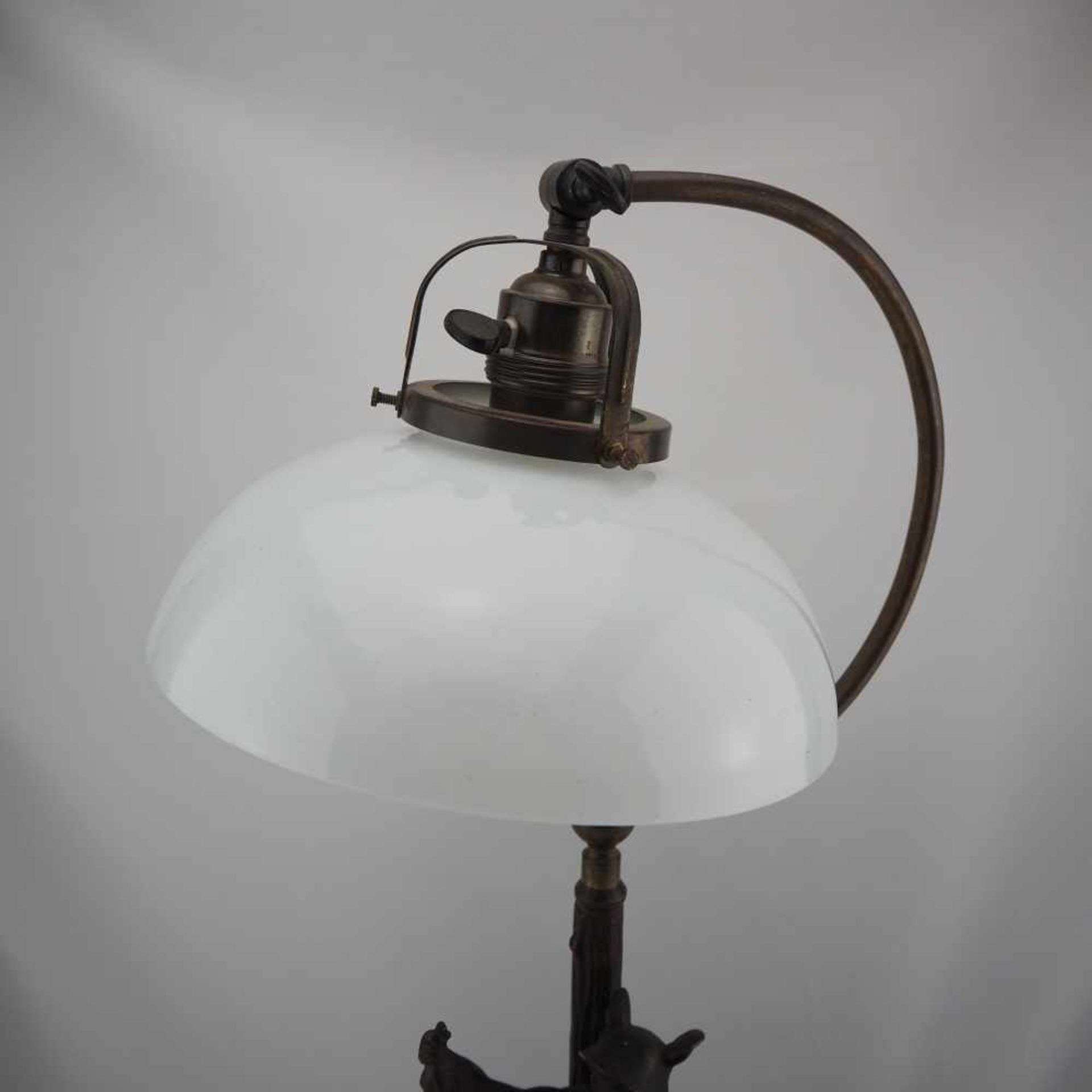 Tischlampe um 1900Schreibtischlampe, Deutsch um 1900. Fuß aus Metallguss, patiniert. Darstellung - Bild 2 aus 3