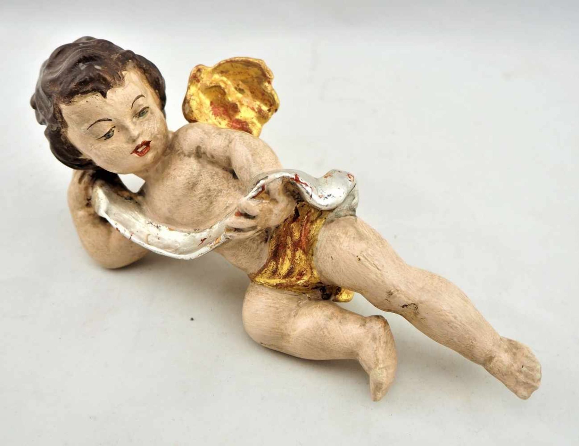 Puttogeflügelter Putto, Holz, geschnitzt, farbig gefasst. Wohl um 1900. L. 20cmCherubwinged Putto,