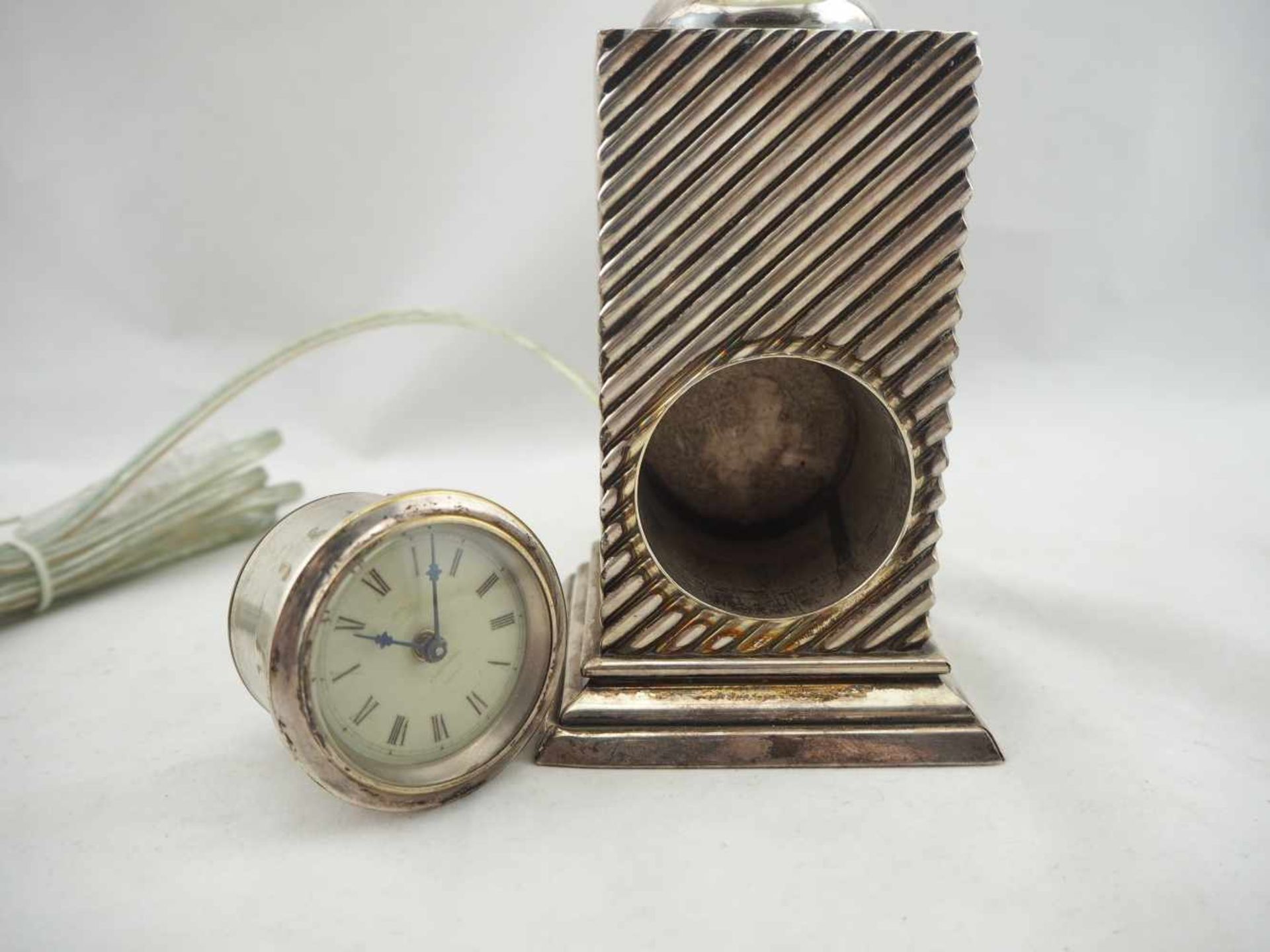 Tischlampe mit Uhr, um 1920Profilierter Stand, darüber viereckiger Korpus. Schräg gerillt, darüber - Bild 5 aus 7