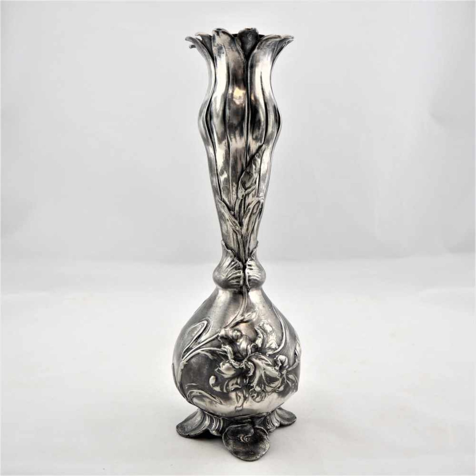 WMF Vase, um 1906Vase in Zinn, mit floralen Jugendstil Motiven im Relief. Gepunzt "WMF" und "B"