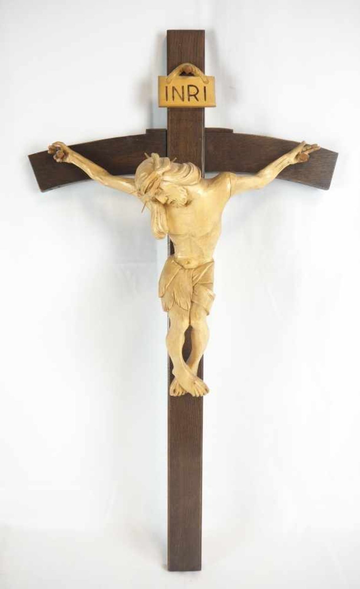 KruxifixJesus aus Holz geschnitzt, auf rustikalem Kreuz. Wohl 60/70iger Jahre. H. 75cm, B. 40cm,