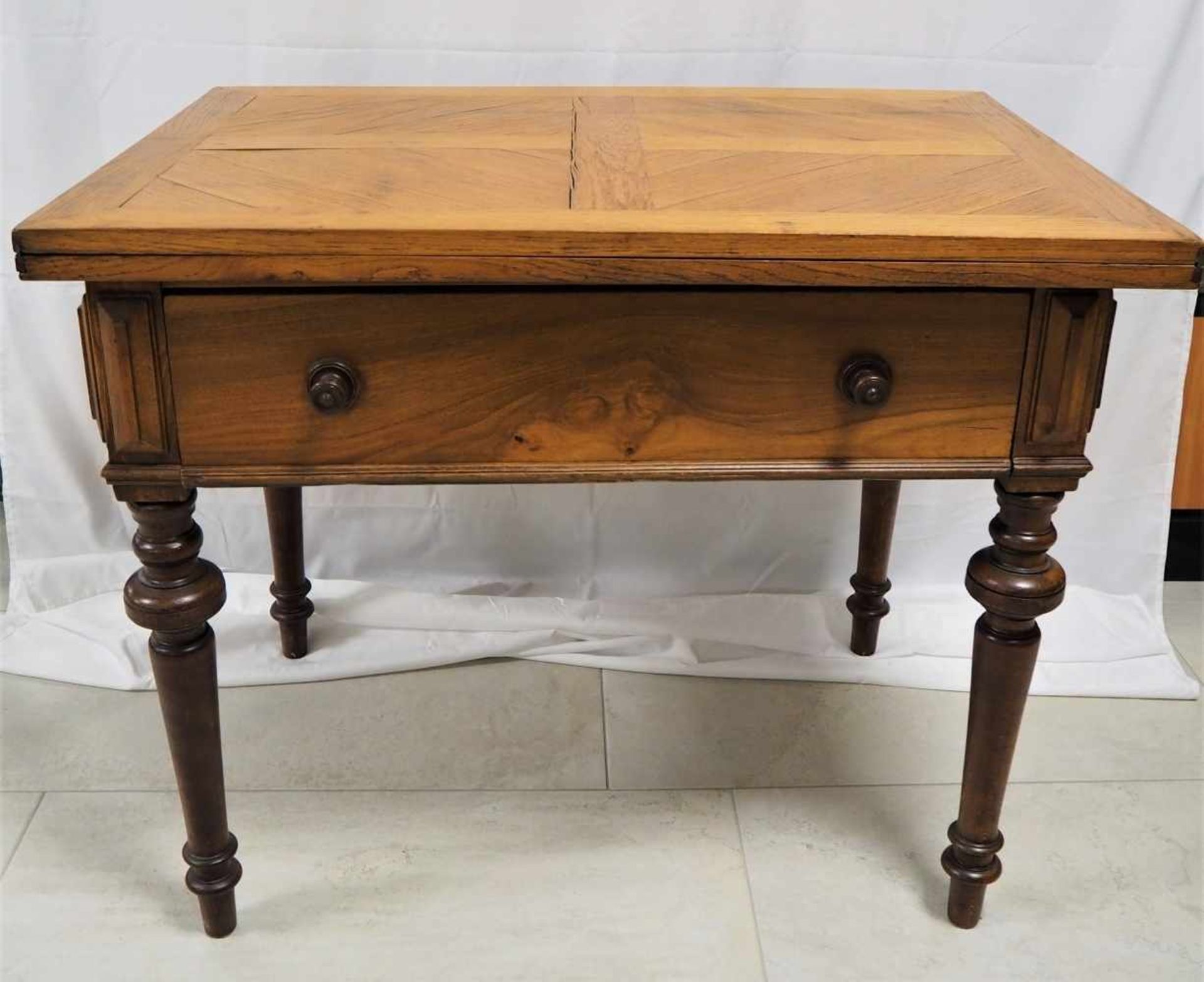 Tisch, um 1880Gründerzeit, Deutsch mit gedrechselten Füßen. Breite Zarge mittig mit Schublade.