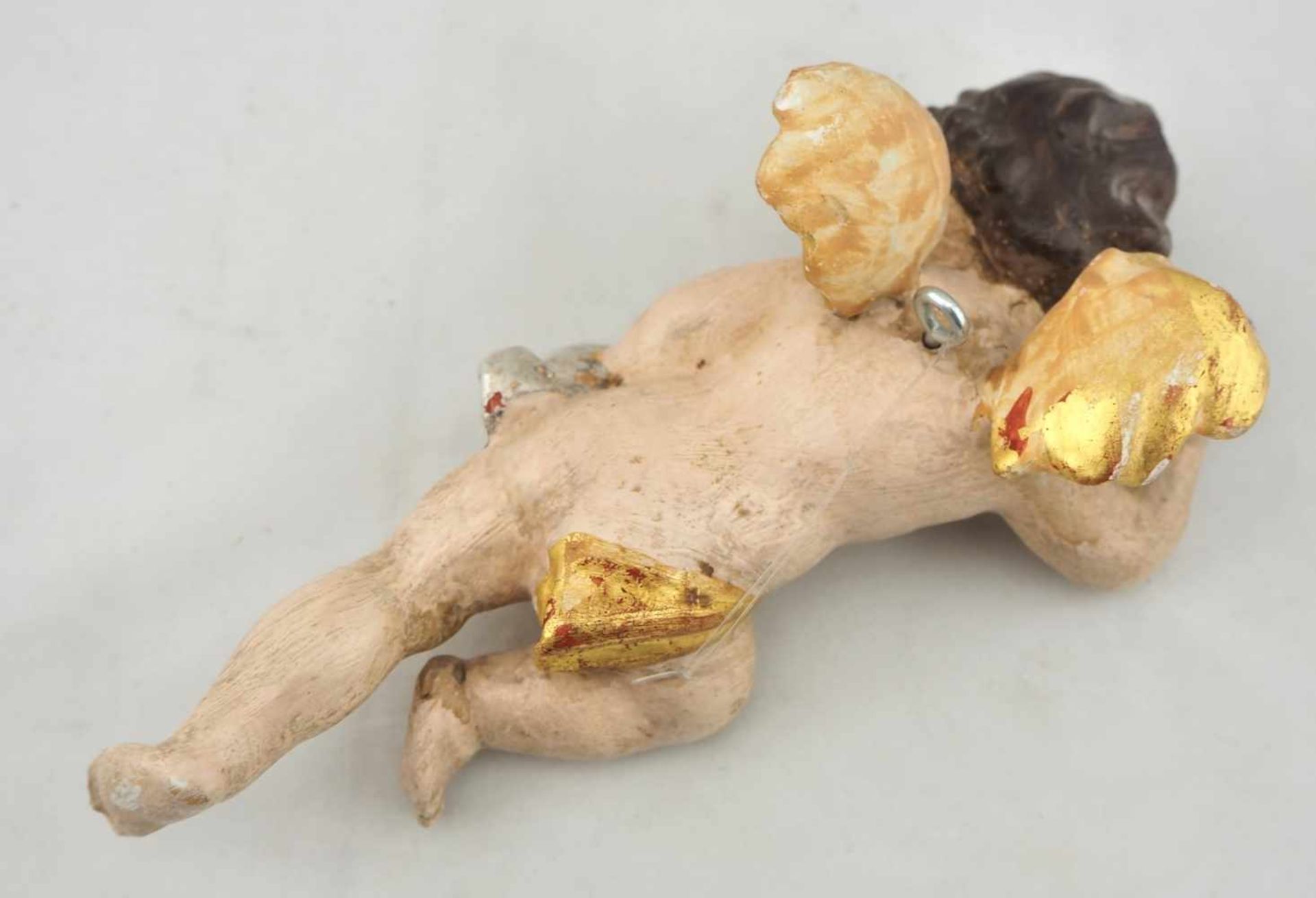 Puttogeflügelter Putto, Holz, geschnitzt, farbig gefasst. Wohl um 1900. L. 20cmCherubwinged Putto, - Bild 2 aus 2