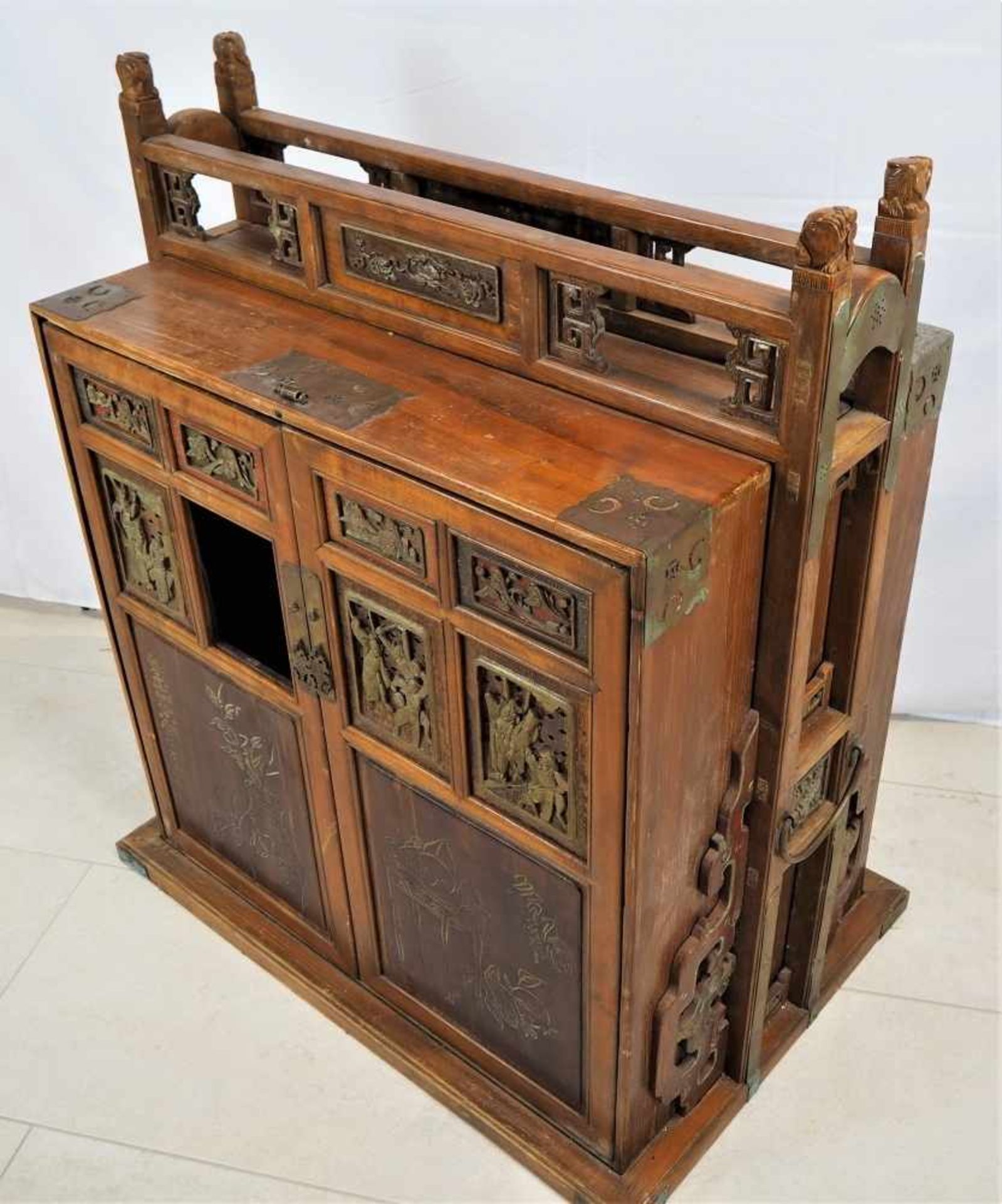 Beistellschrank, China um 1900Aus Holz gefertigt, mit aufwendigen Schnitzereien. Seitlich zwei