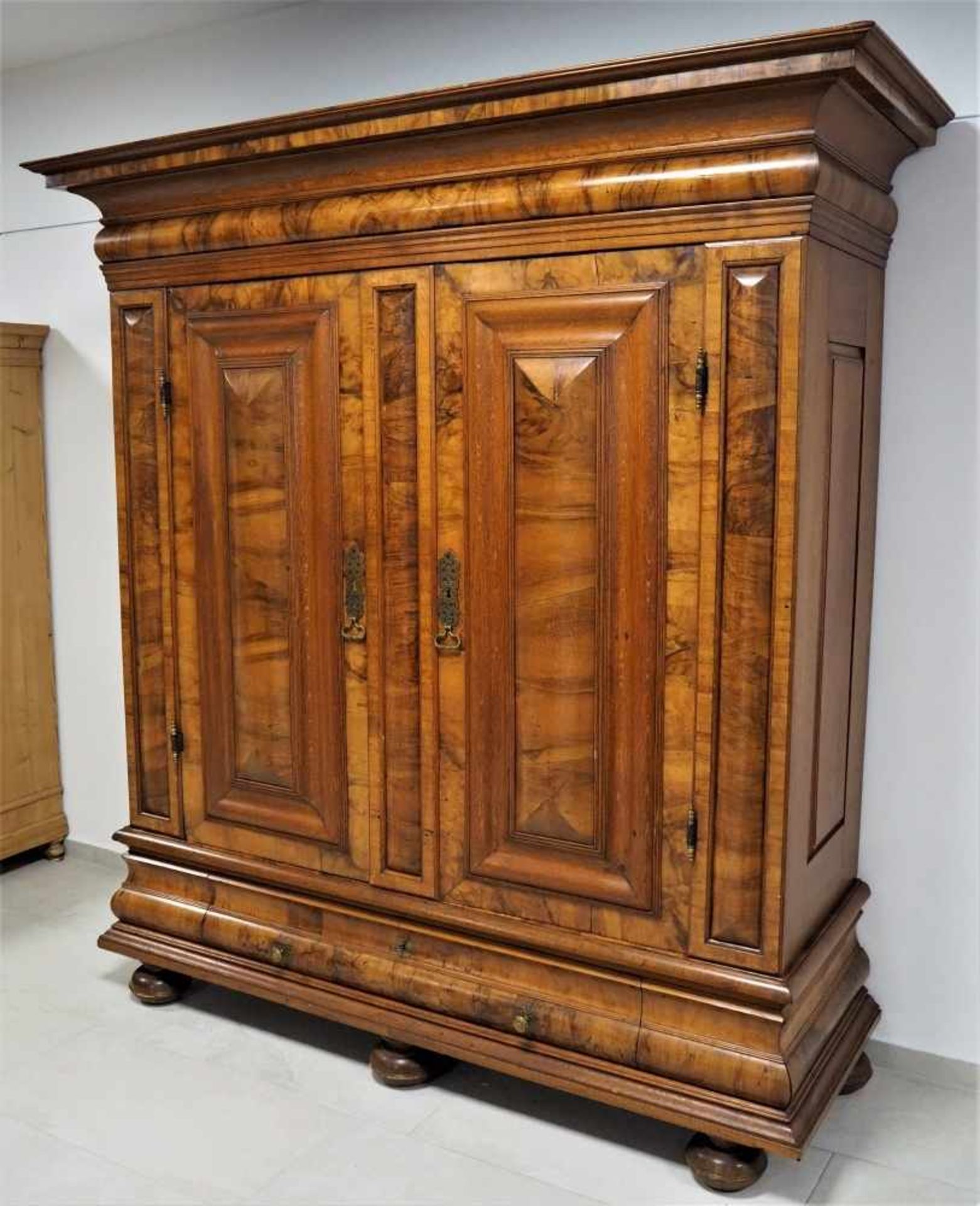 Barockschrank um 1760Sogenannter "Fankfurter Wellenschrank" aus Nussbaumholz und Eiche, Massiv und - Bild 2 aus 9