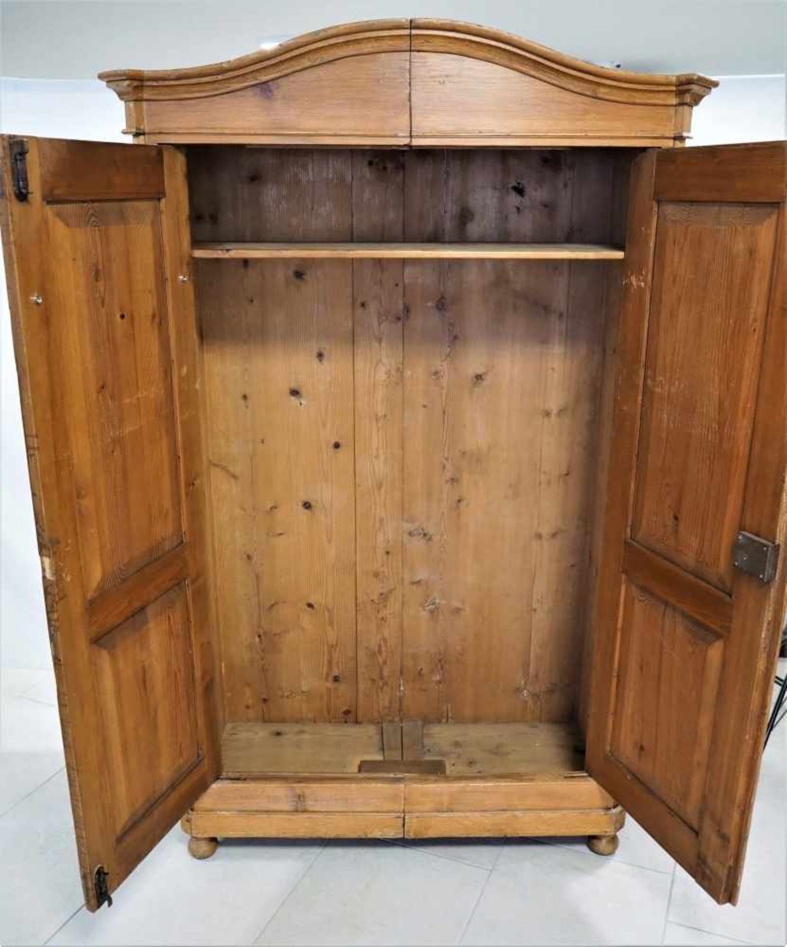 Kleiderschrank um 18502 türig, Weichholz, geschwungene Bekrönung, Türen mit Brezelfüllung, - Bild 3 aus 3