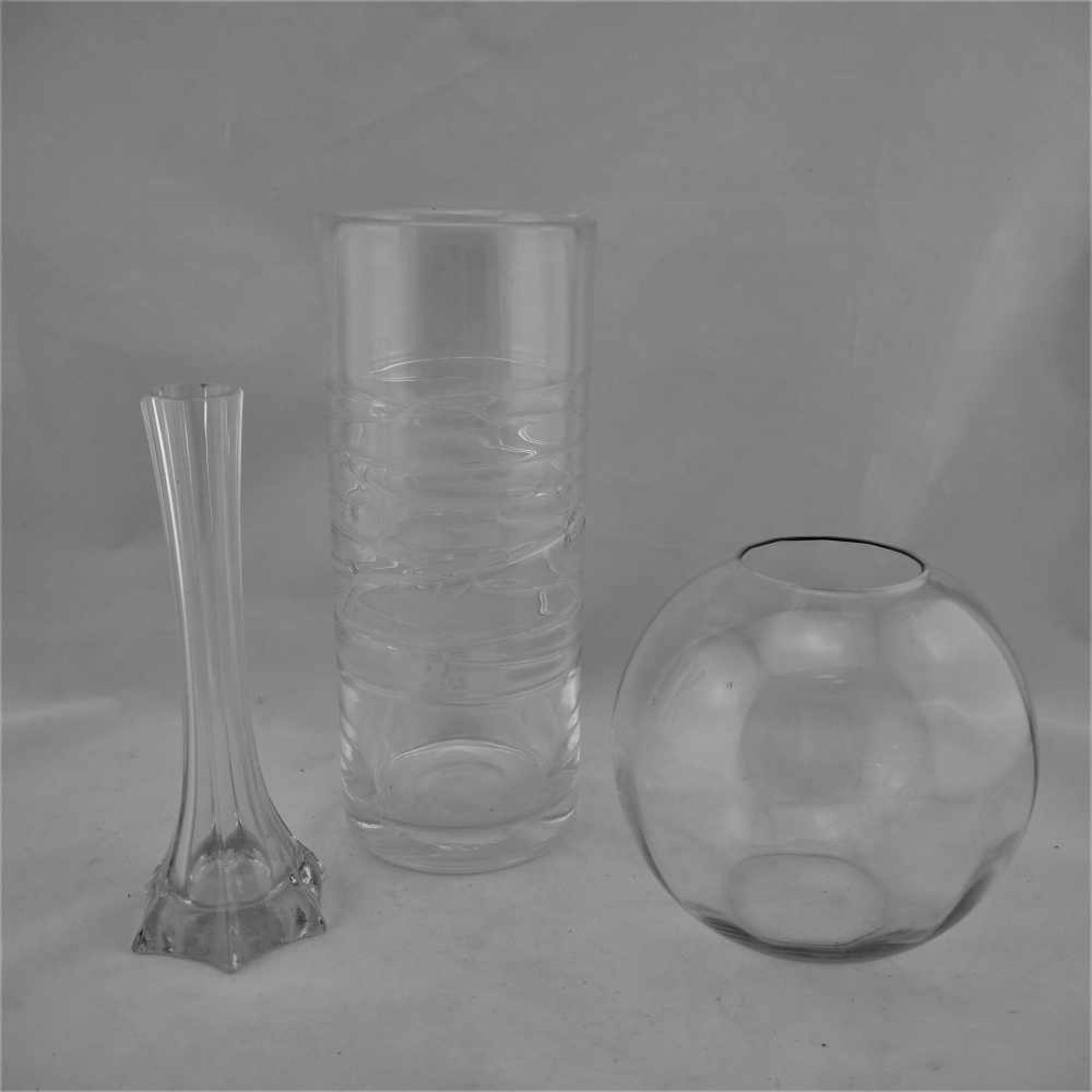 Konvolut Vasen, 20.Jhd.Eine Künstlervase, dickwandiges Klarglas. Mittig mit eingearbeiteten