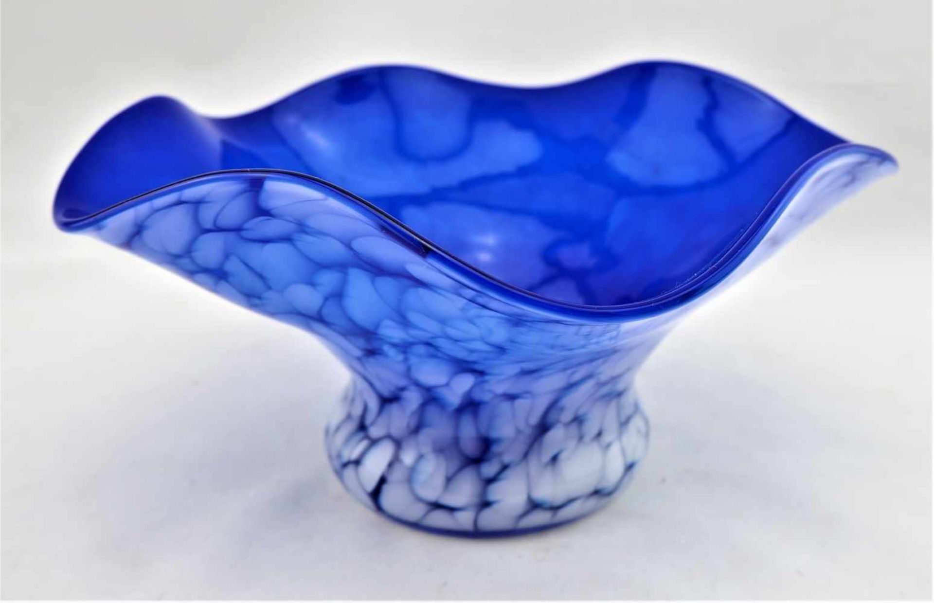 Glasschale Murano, 50er JahreInnenglas blau eingefärbt. Außen mit weißem, gemustertem Überfang.